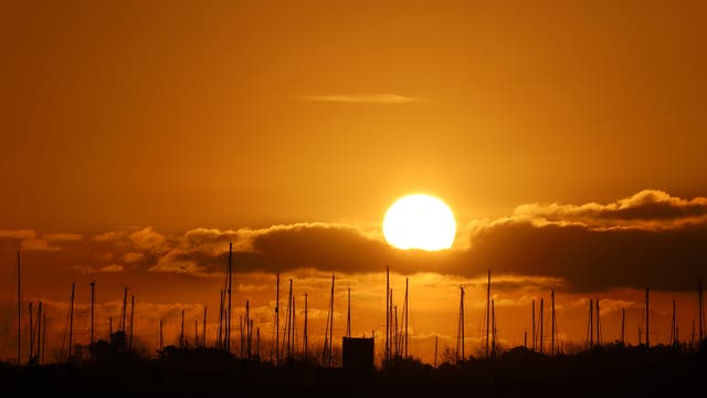 Sonnenaufgang über dem Sportboothafen Warnemünde 