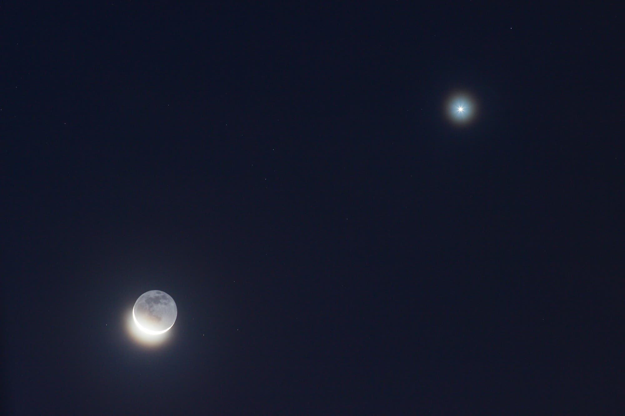 Mondsichel und Venus im Nebel