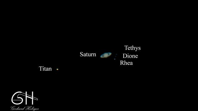 Saturn und vier seiner Monde