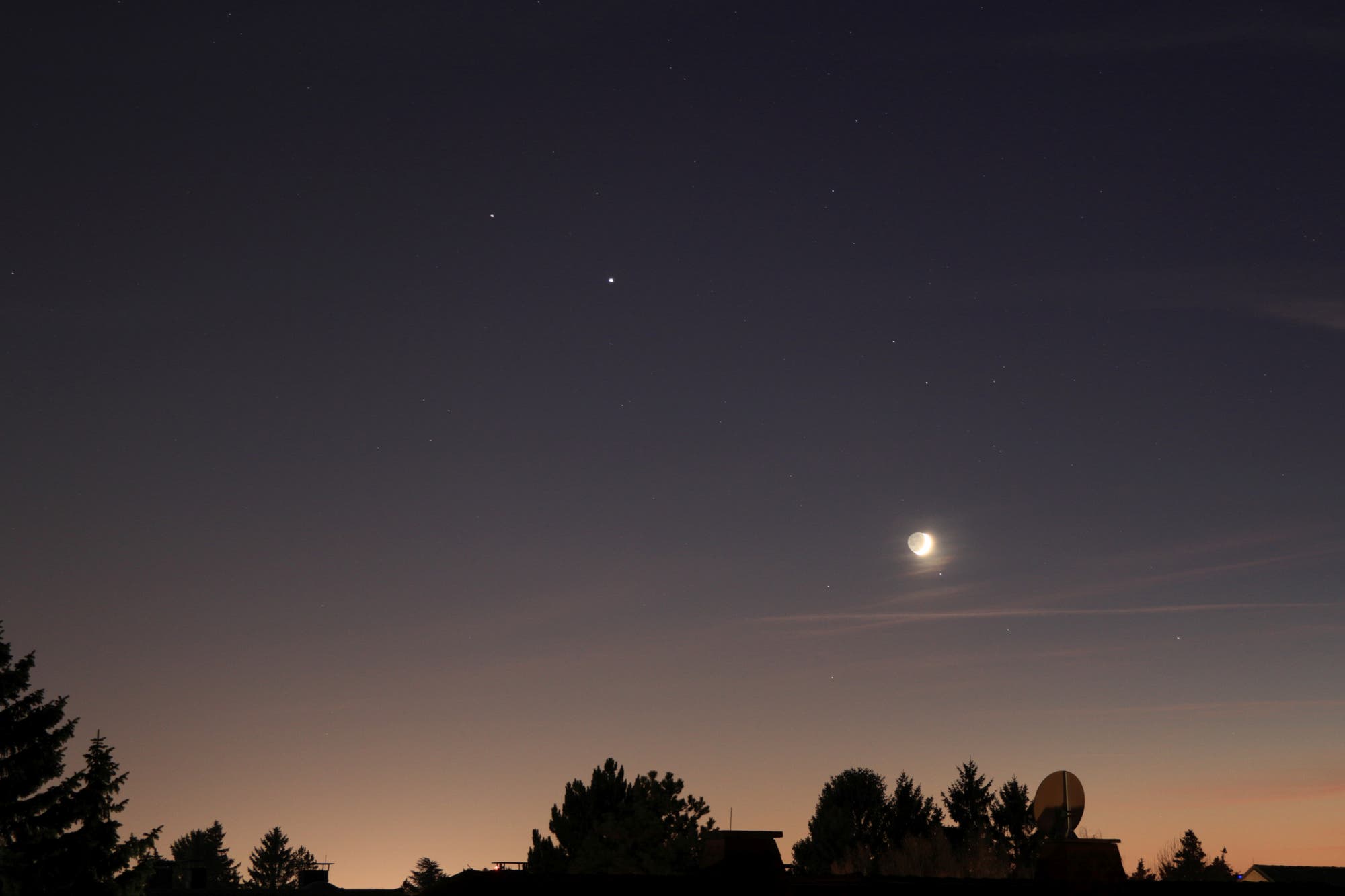 Jupiter bei Saturn, Mond bei Sigma Sagittarii (Nunki)-2
