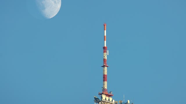 Mondaufgang über dem Gaisberg-Sender