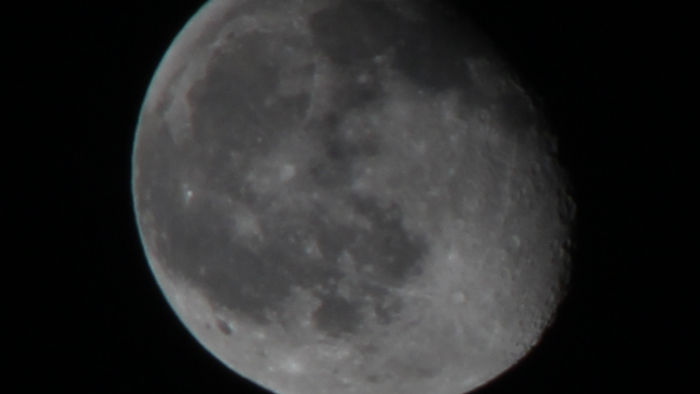 Mond am 8. April 2015