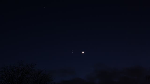 Mond trifft Venus und jupiter schaut zu