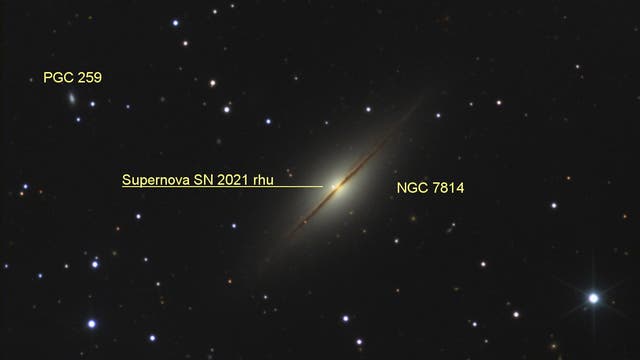 NGC7814 mit Supernova SN2021rhu mit Markierung 