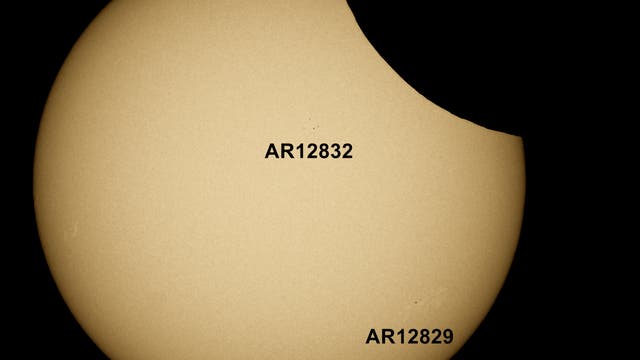 Zwei aktive Regionen und die partielle Sonnenfinsternis