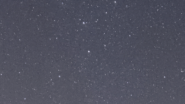 Eine sehr helle Sternschnuppe im Sternbild Kassiopeia