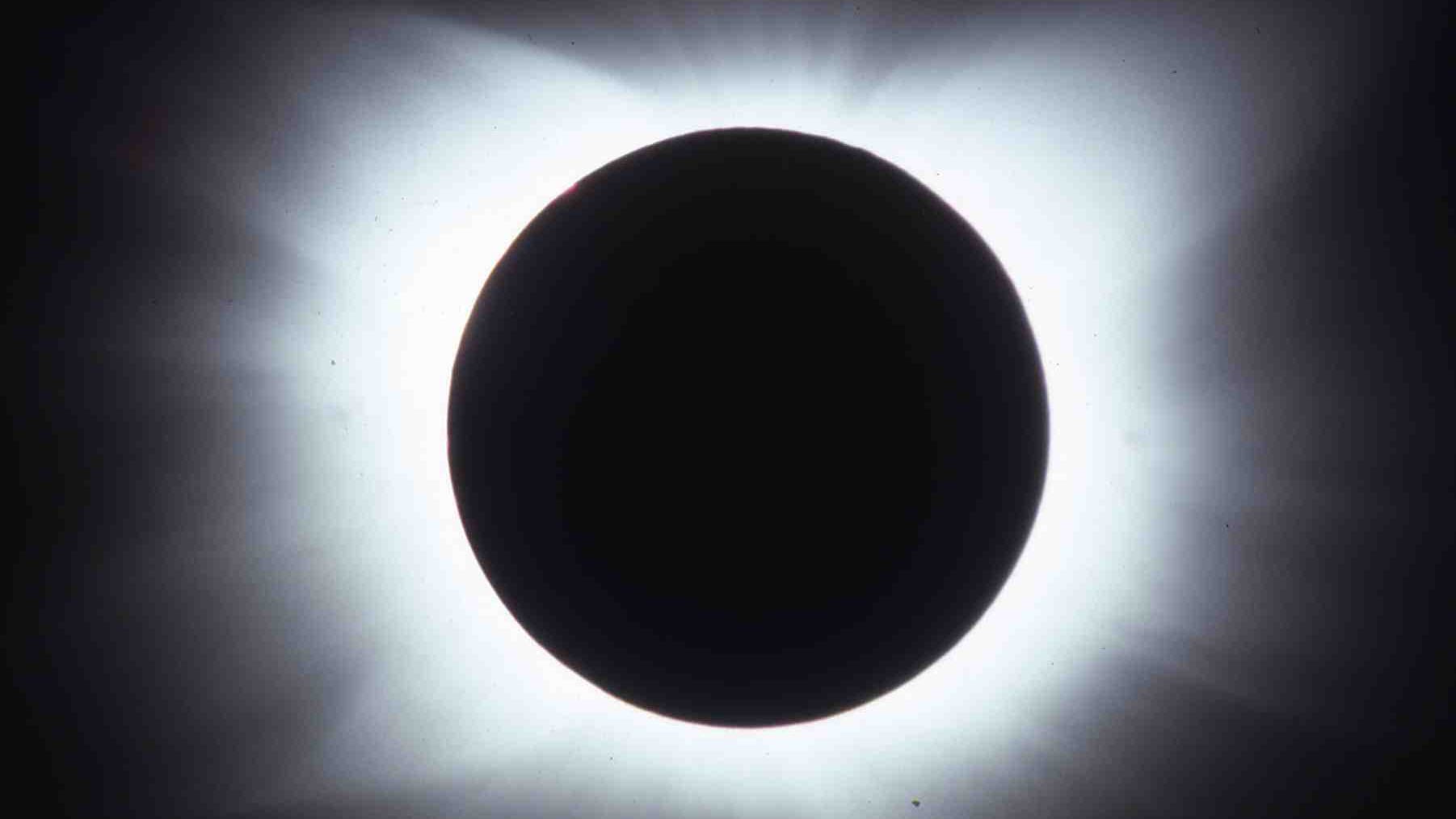 Totale Sonnenfinsternis Spektrum der Wissenschaft