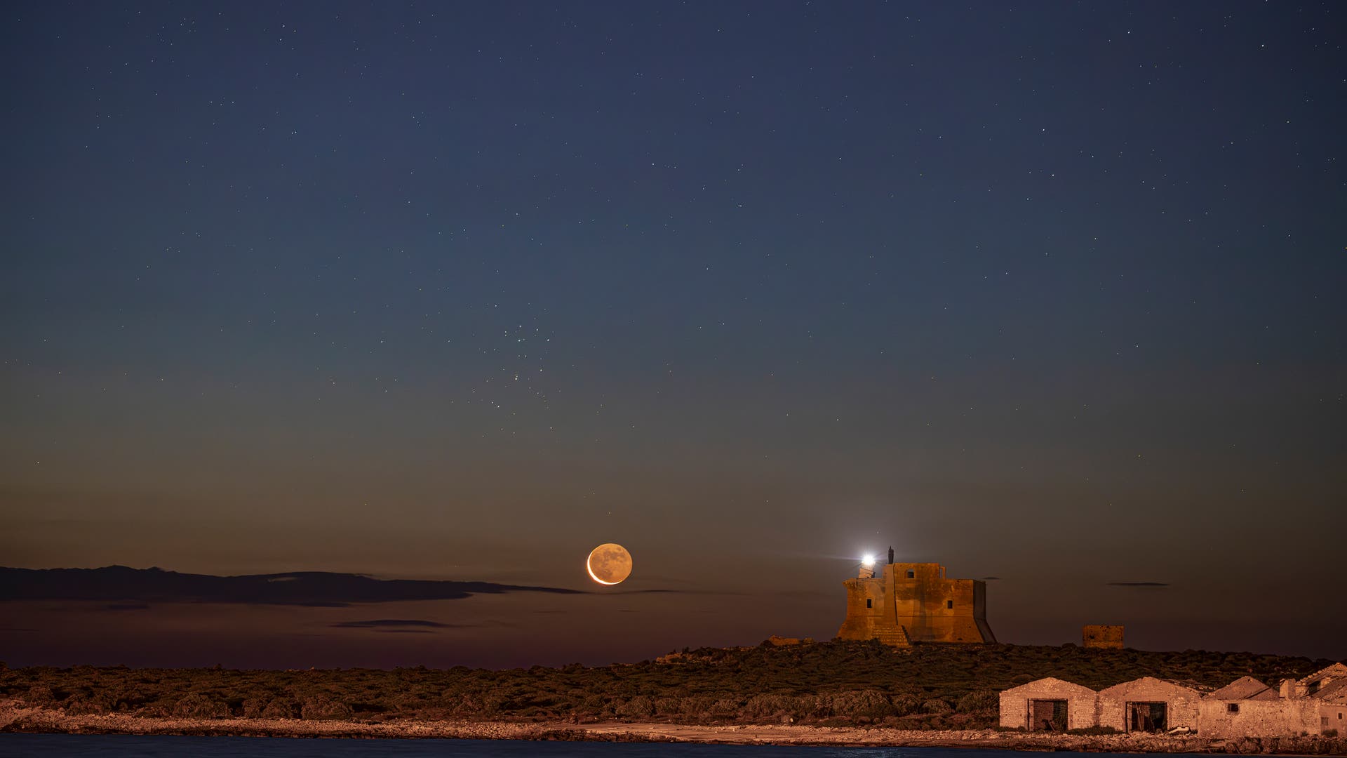 M 45 & the moon Spektrum der Wissenschaft