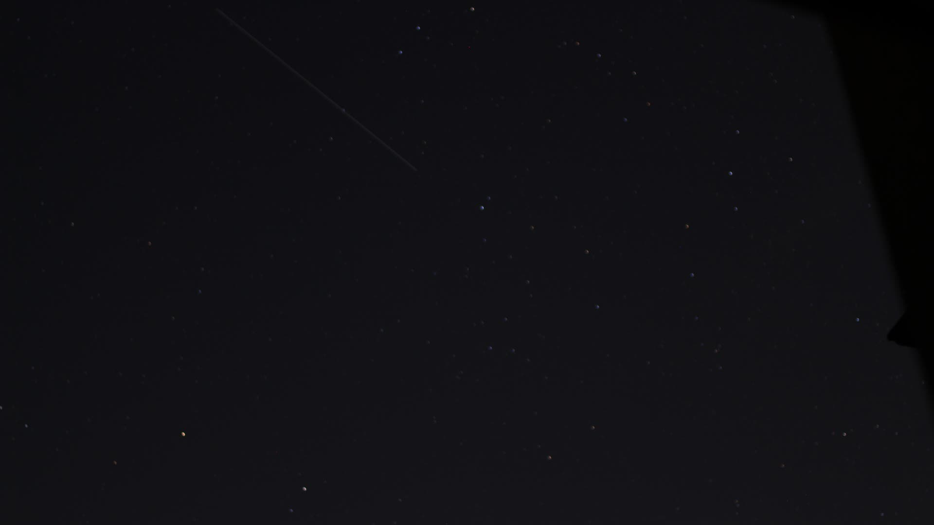 Kassiopeia mit Zufallsobjekt Spektrum der Wissenschaft