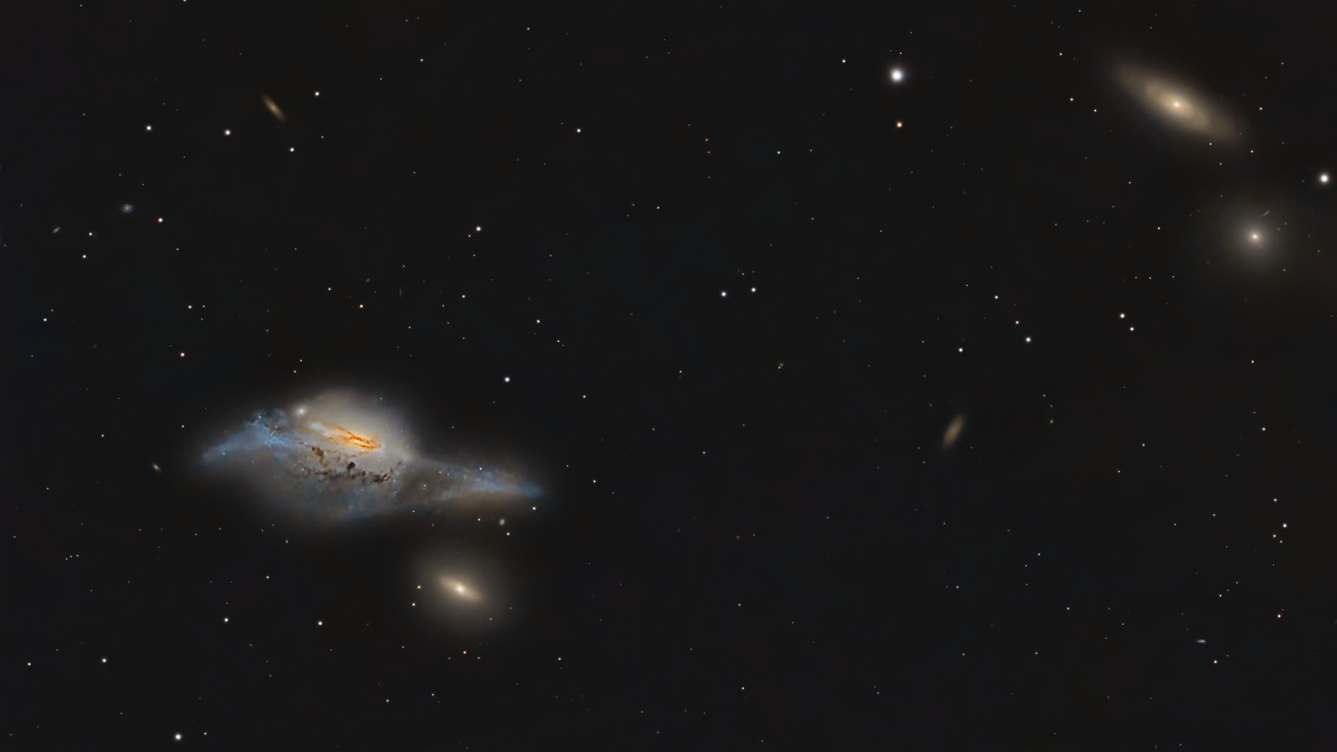 Die Augen - NGC 4438 und NGC 4435 - Spektrum der Wissenschaft