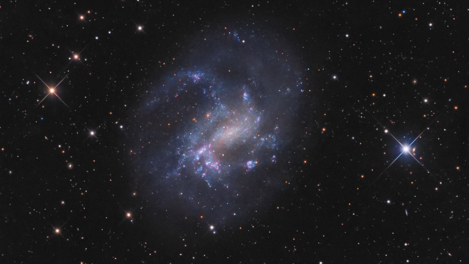 NGC 4395, ein Hauch von Nichts Spektrum der Wissenschaft