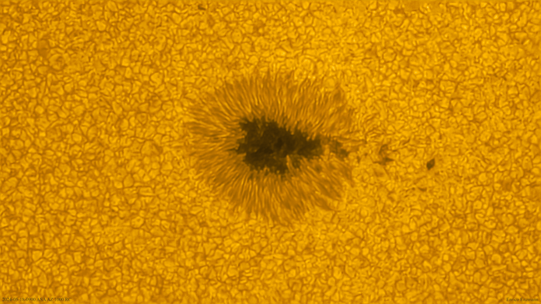 Hochvergrößerter Sonnenfleck mit normaler Größe
