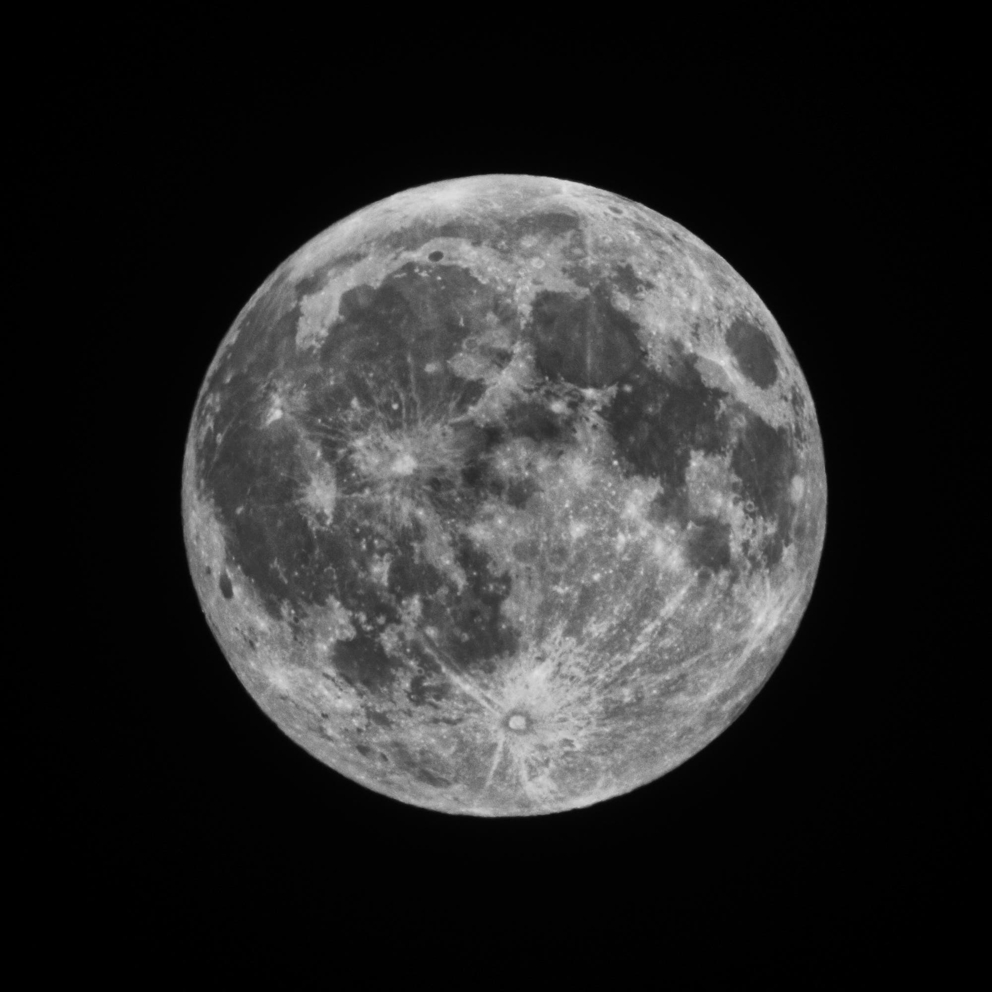 Mondfinsternis 16. Mai 2022 - der Halbschatten ist noch nicht erkennbar