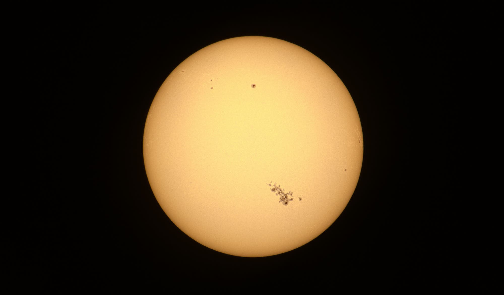 Sonne mit Fleckengruppe AR 3664 am 9. Mai 2024
