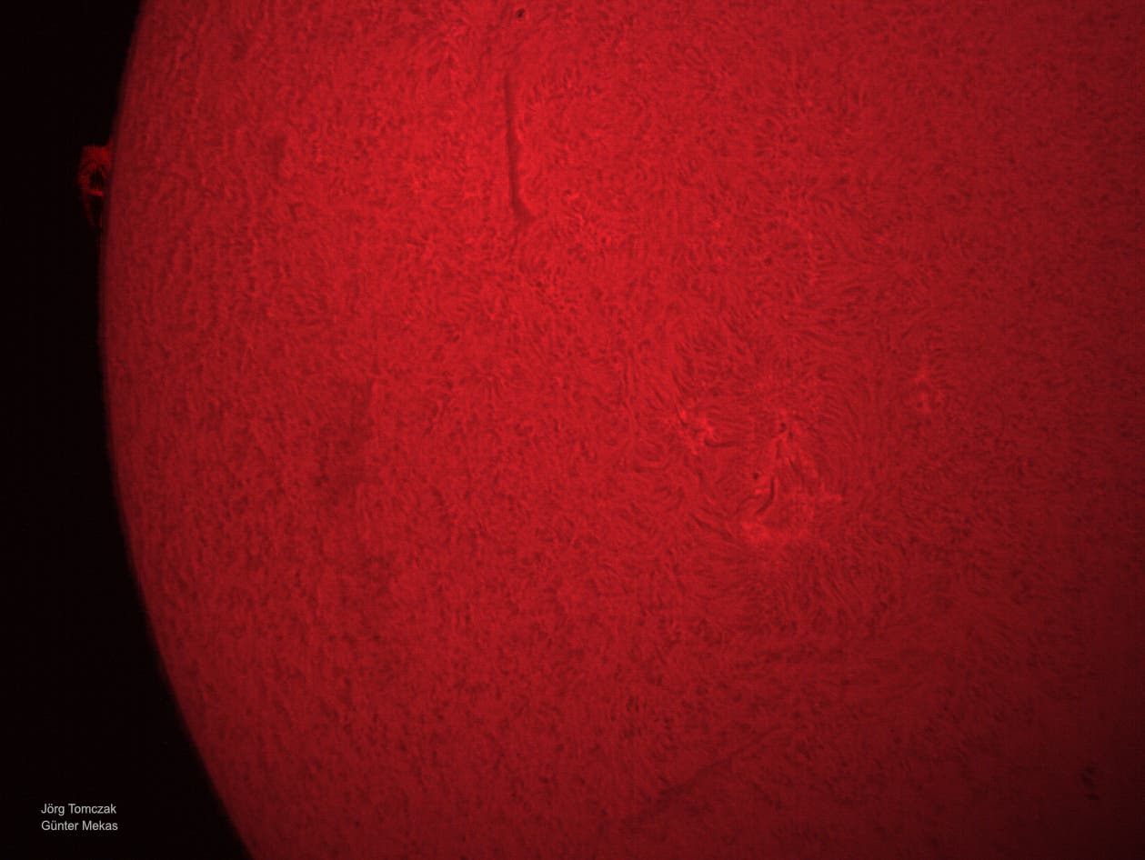 H-Alpha-Sonnenaufnahme mit kleiner Protuberanz