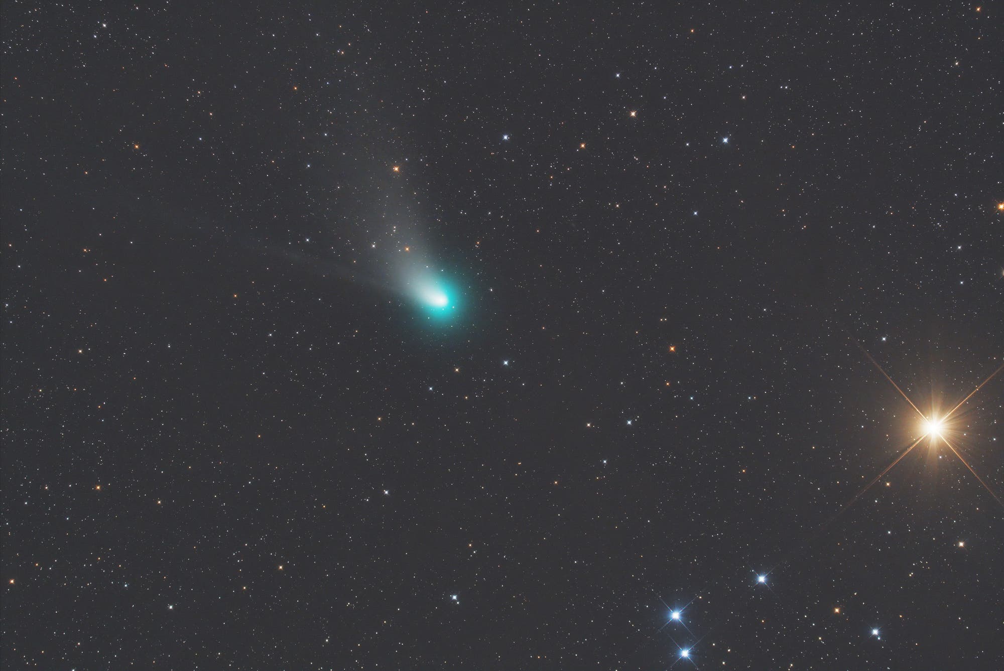 Komet C/2022 E3 (ZTF) und Aldebaran-1