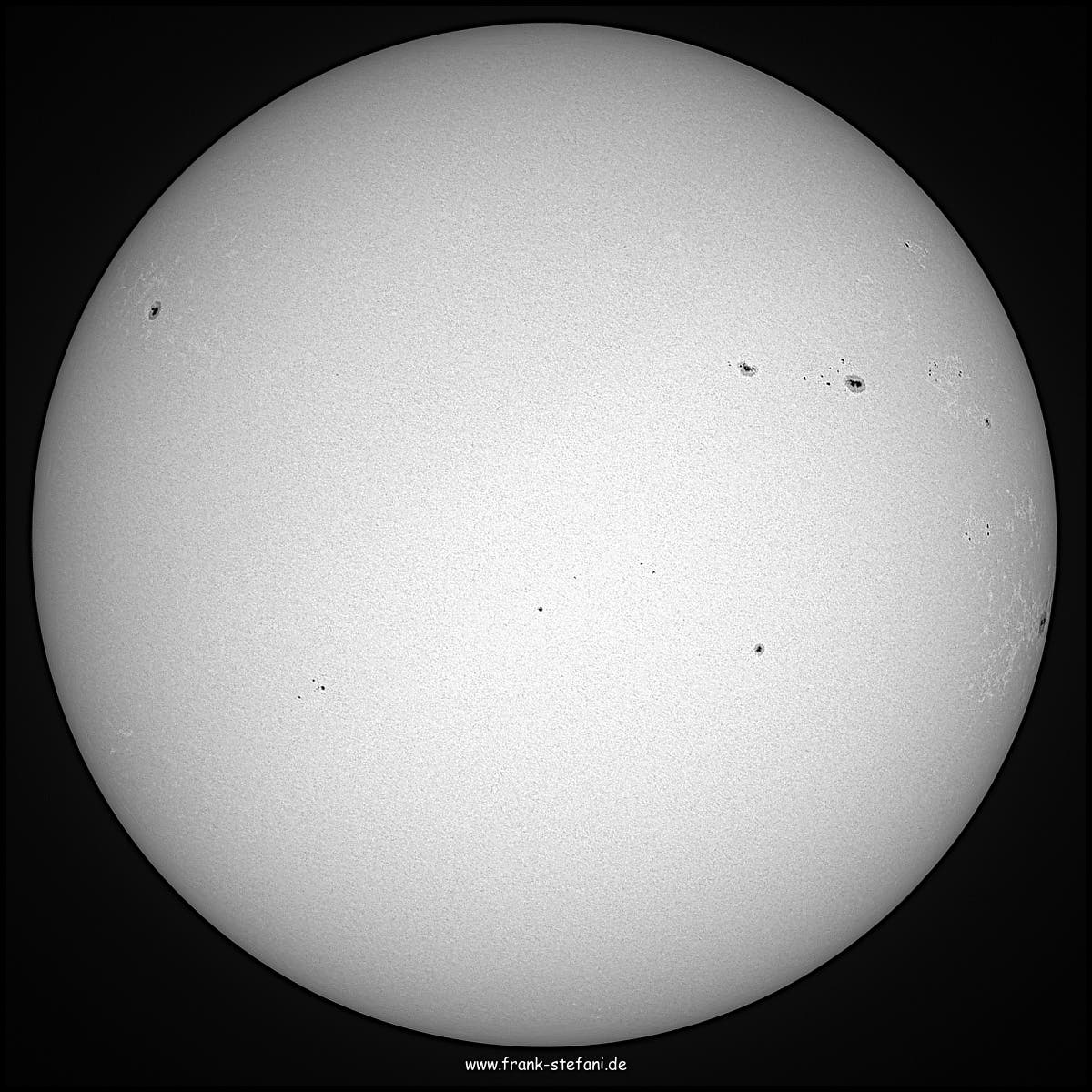 Die Sonne am 16. Februar 2024 - links glatt, rechts rau