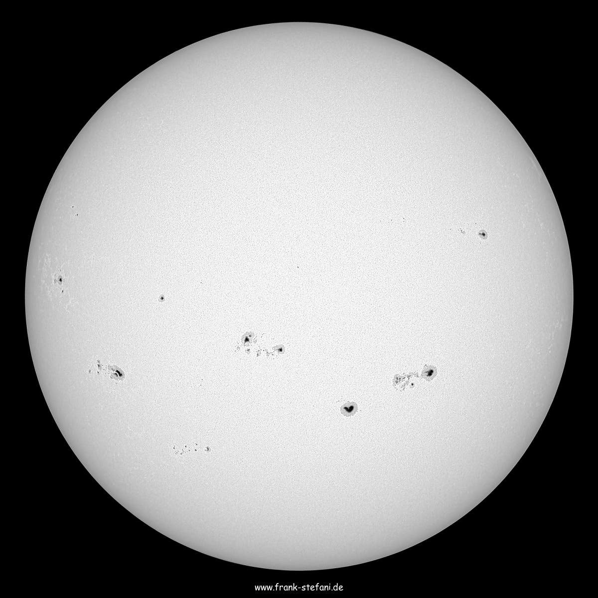 El Sol el 23 de agosto de 2024: muchos puentes de luz.