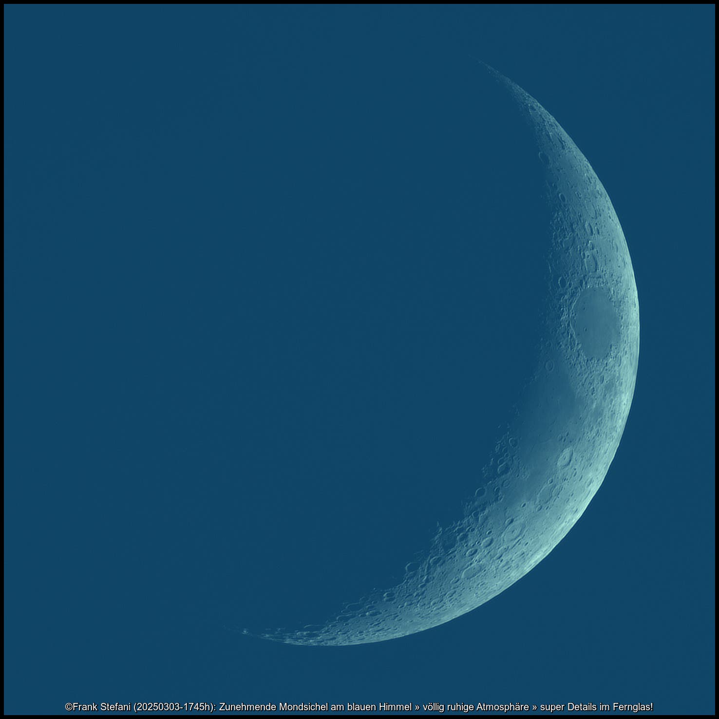  Zunehmende Mondsichel – ein Traum in Blau
