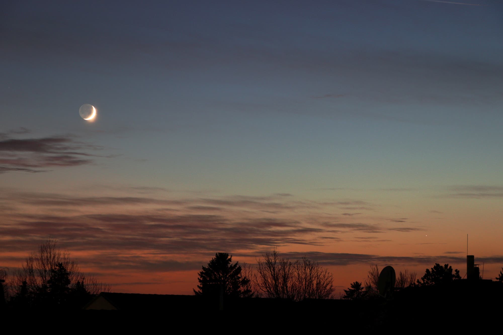 Mond mit Erdschein und Merkur am Abendhimmel