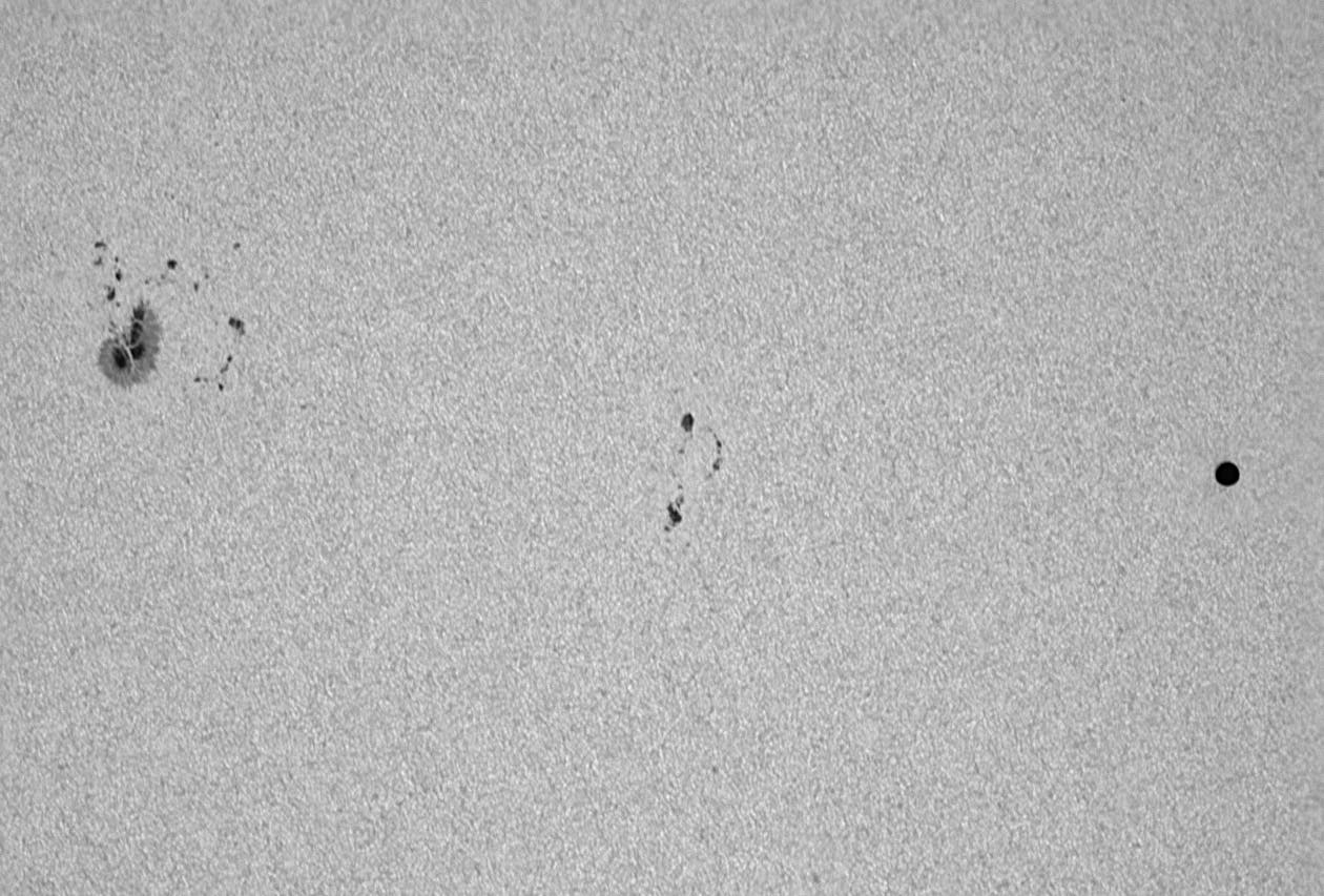 Merkur mit den Sonnenfelckengruppen NOAA 12542 und NOAA 12543