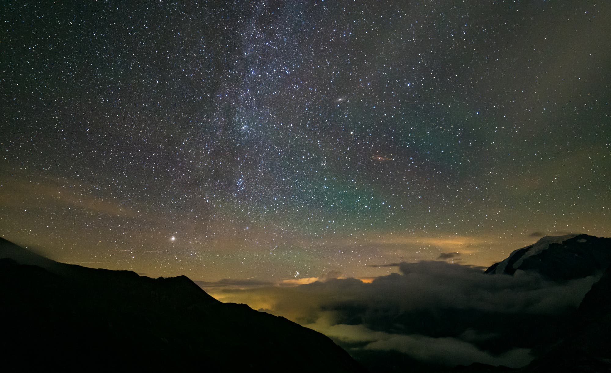 Nächtliches Milchstraßenpanorama über den Ortler-Alpen
