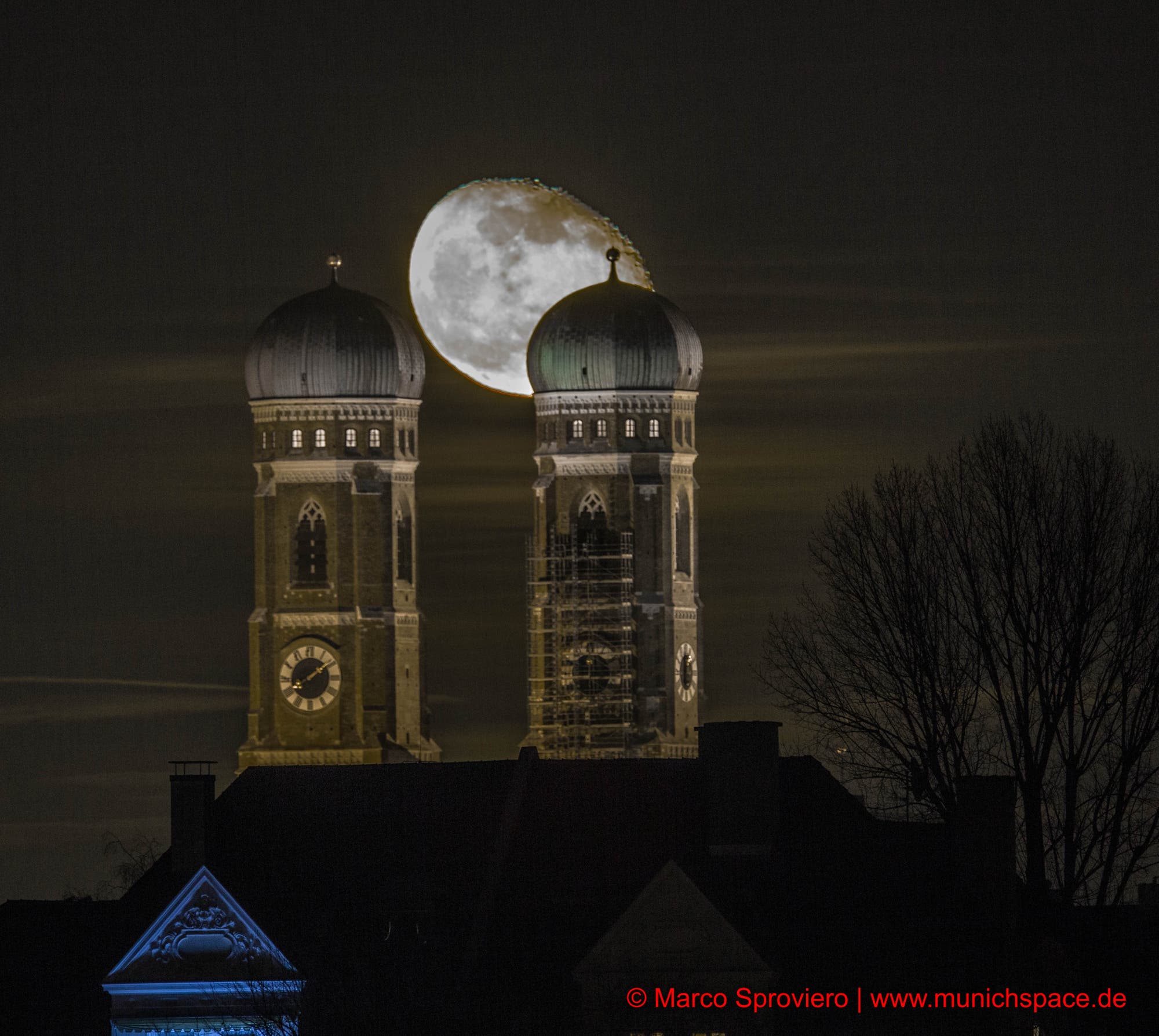 Der Mond über der Münchner Frauenkirche