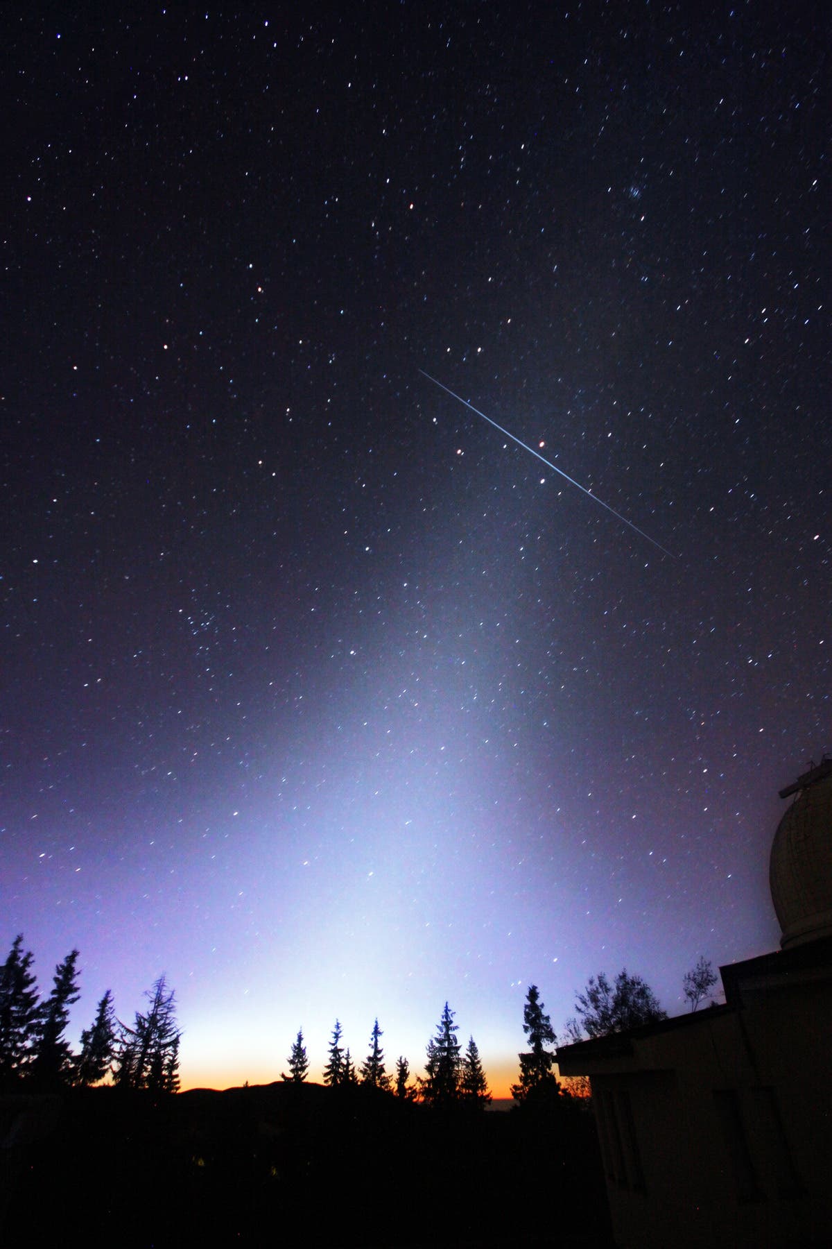 Heller Meteor im Zodiakallicht zwischen Regulus und Mars