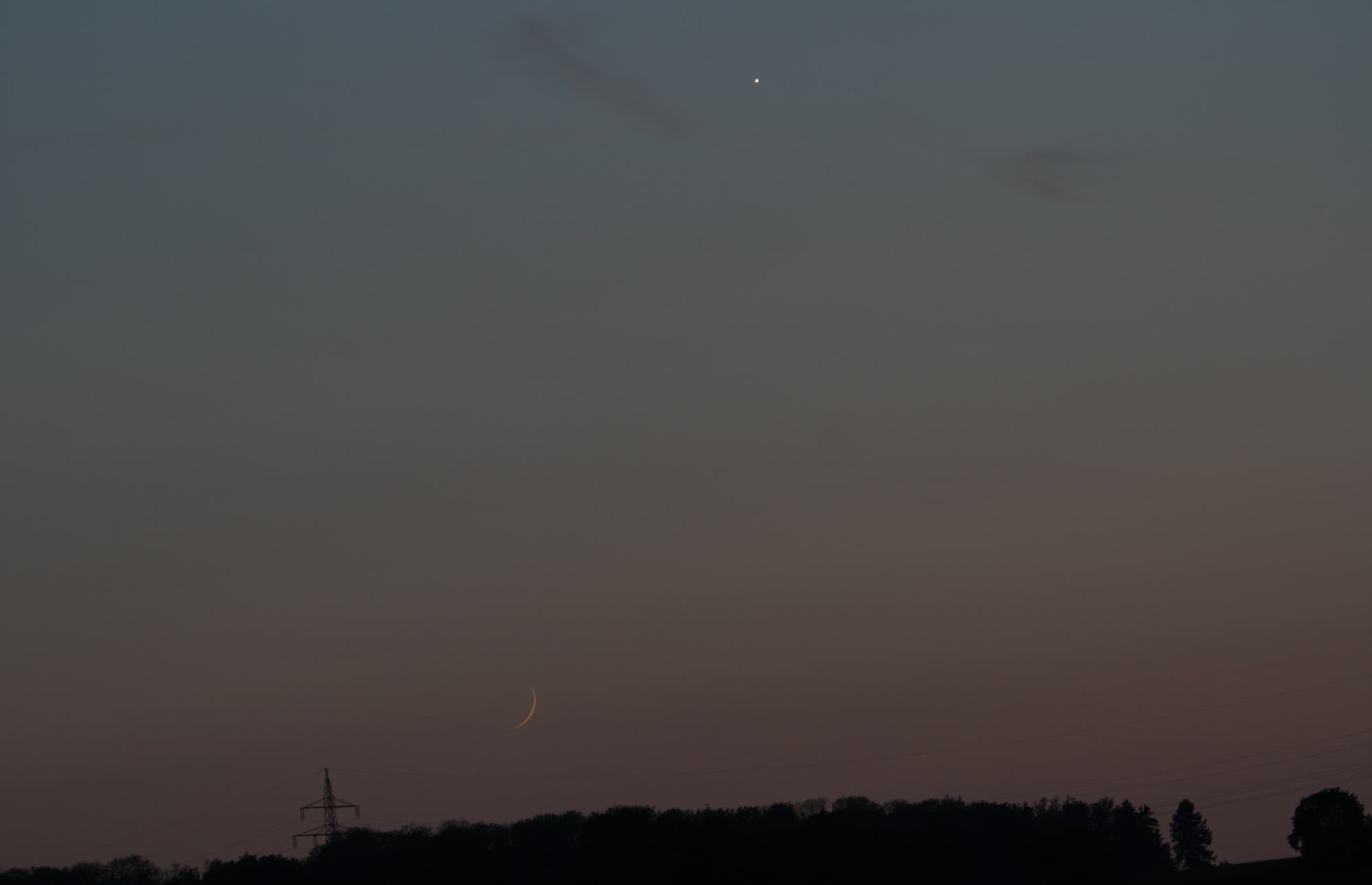 Schmale Mondsichel und Venus
