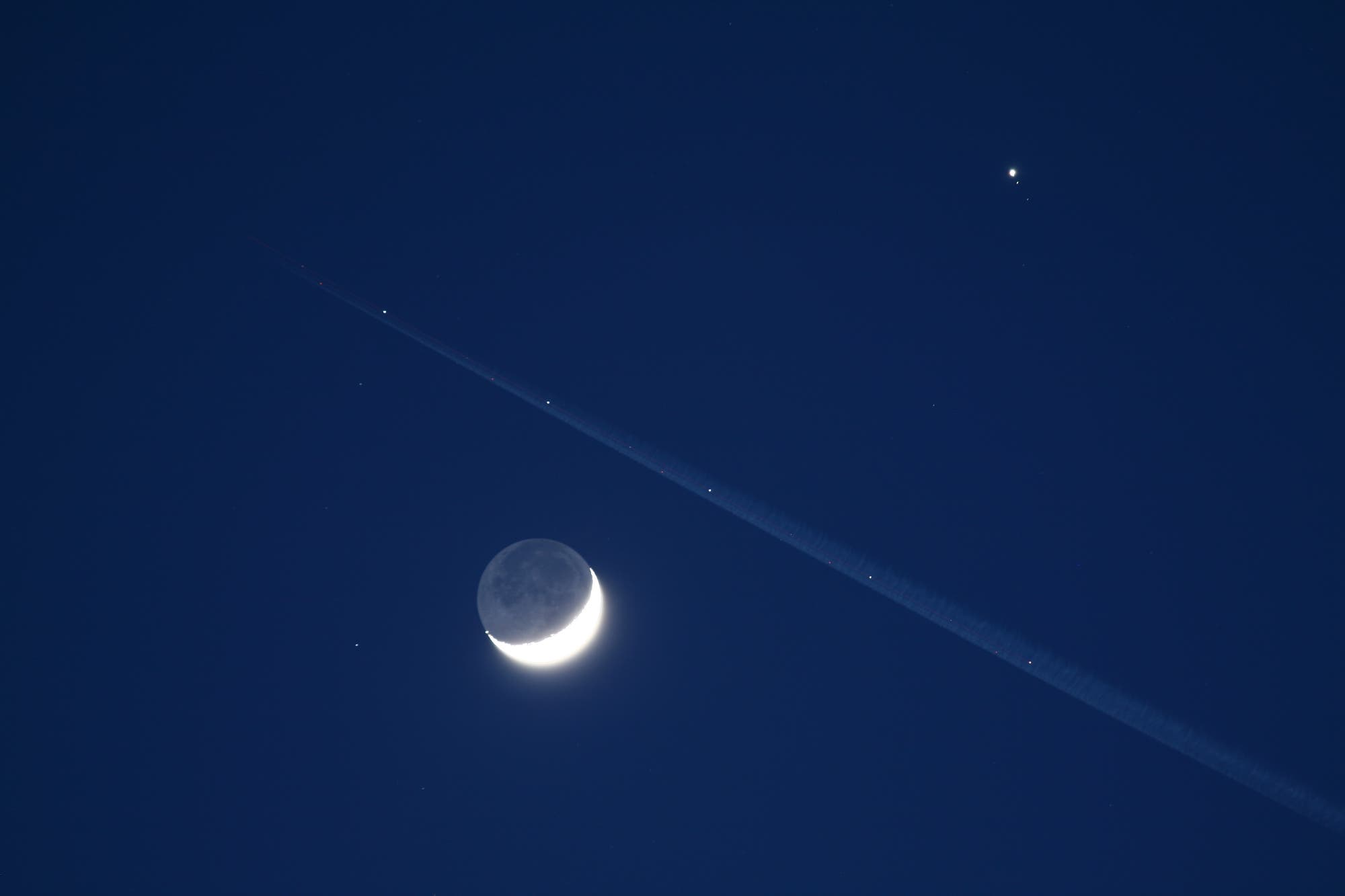 Flugzeug zwischen Mond und Jupiter