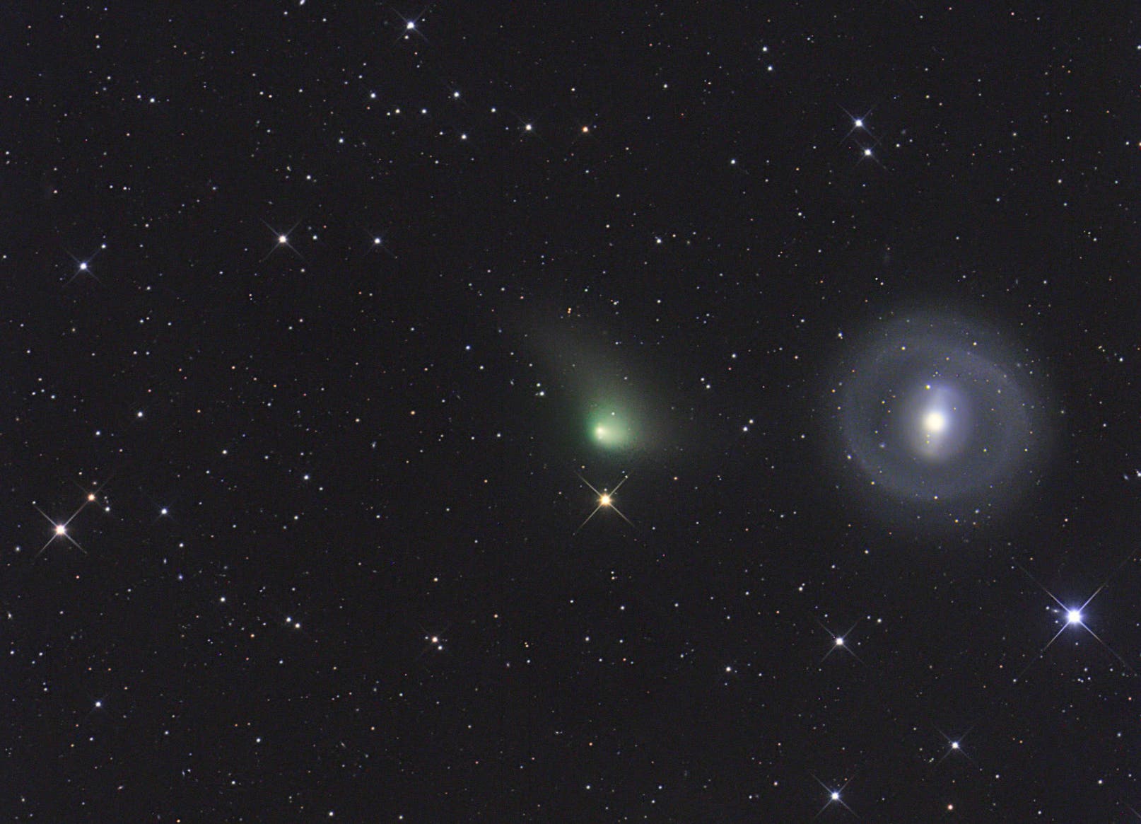 Komet C/2013 A1 Siding Spring bei Galaxie NGC 1291