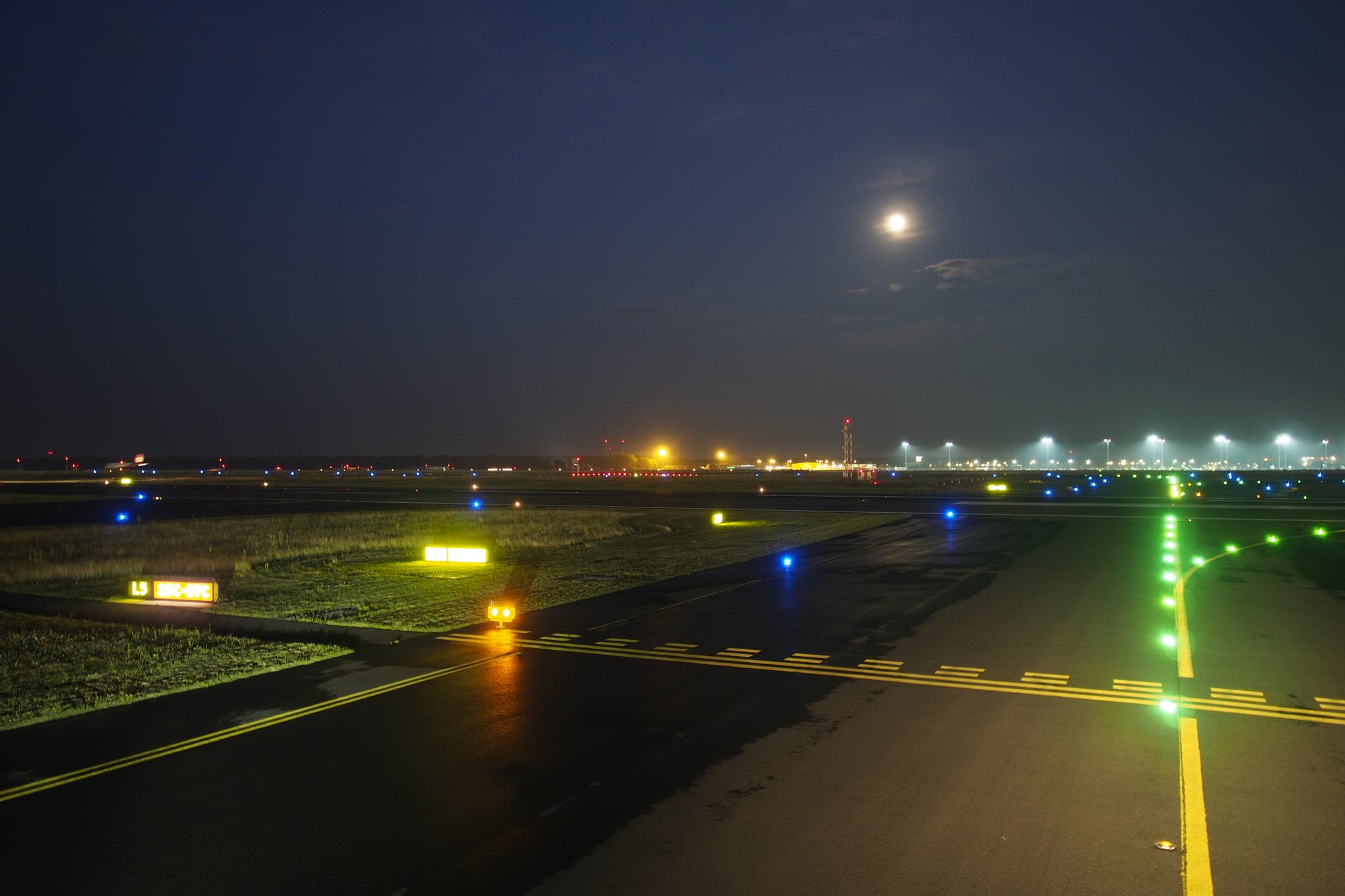 Mond über dem Flughafen Frankfurt