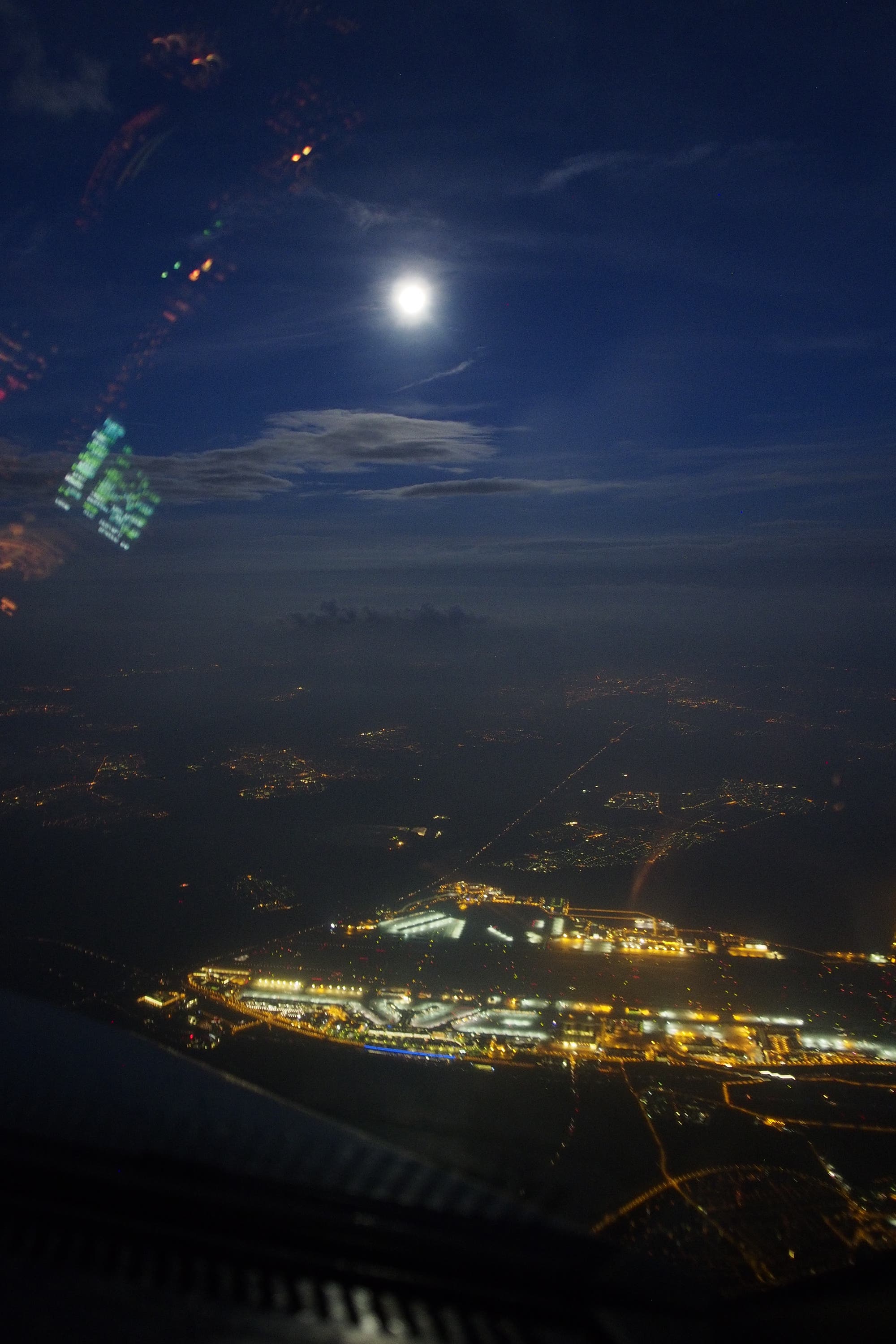 Mond über dem Flughafen Frankfurt