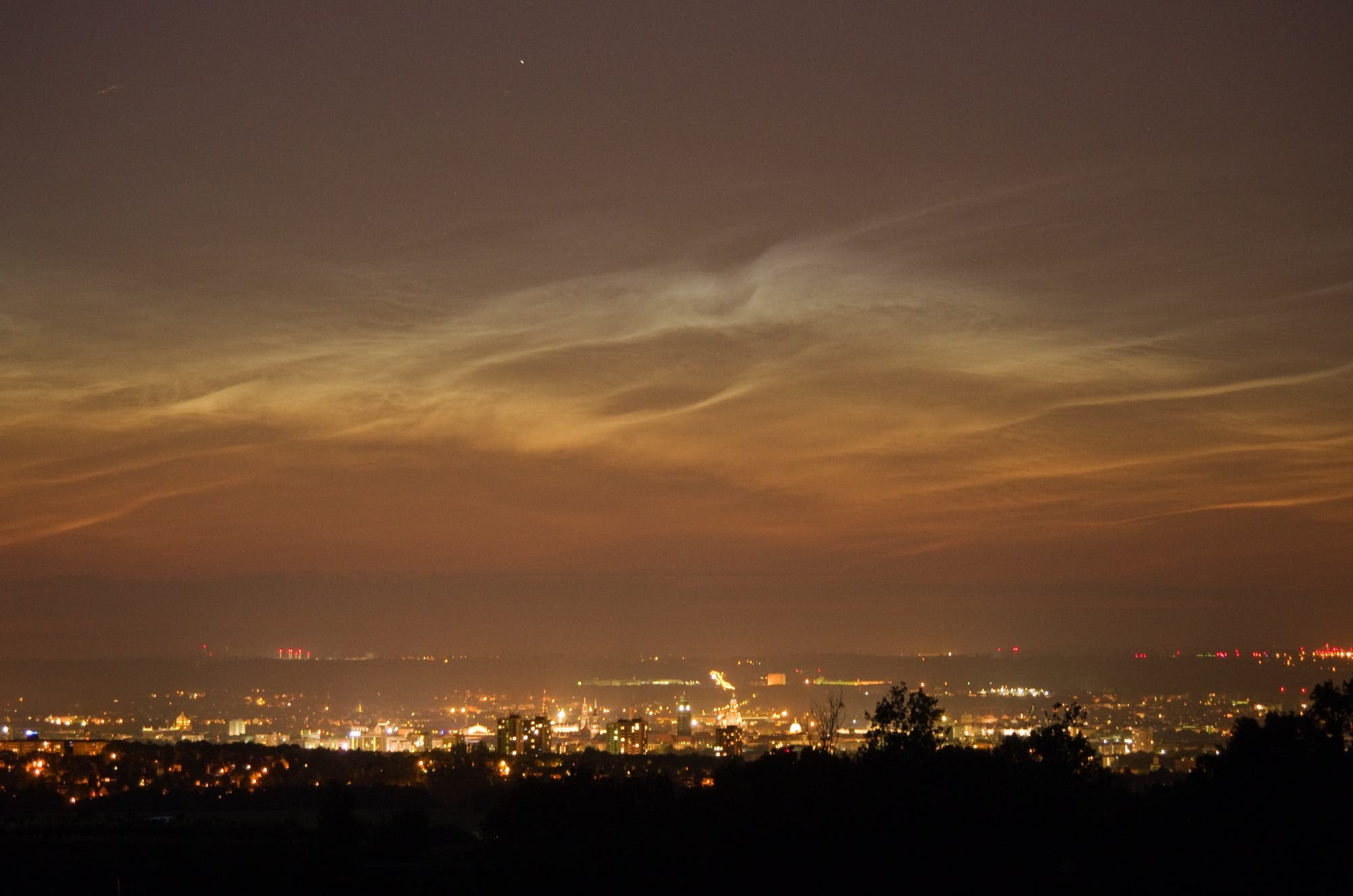 Leuchtende Nachtwolken über der Dresdner Innenstadt