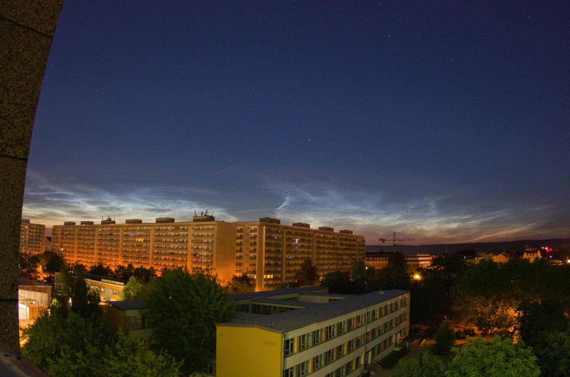 Weit ausgedehnte Leuchtende Nachtwolken über Dresden