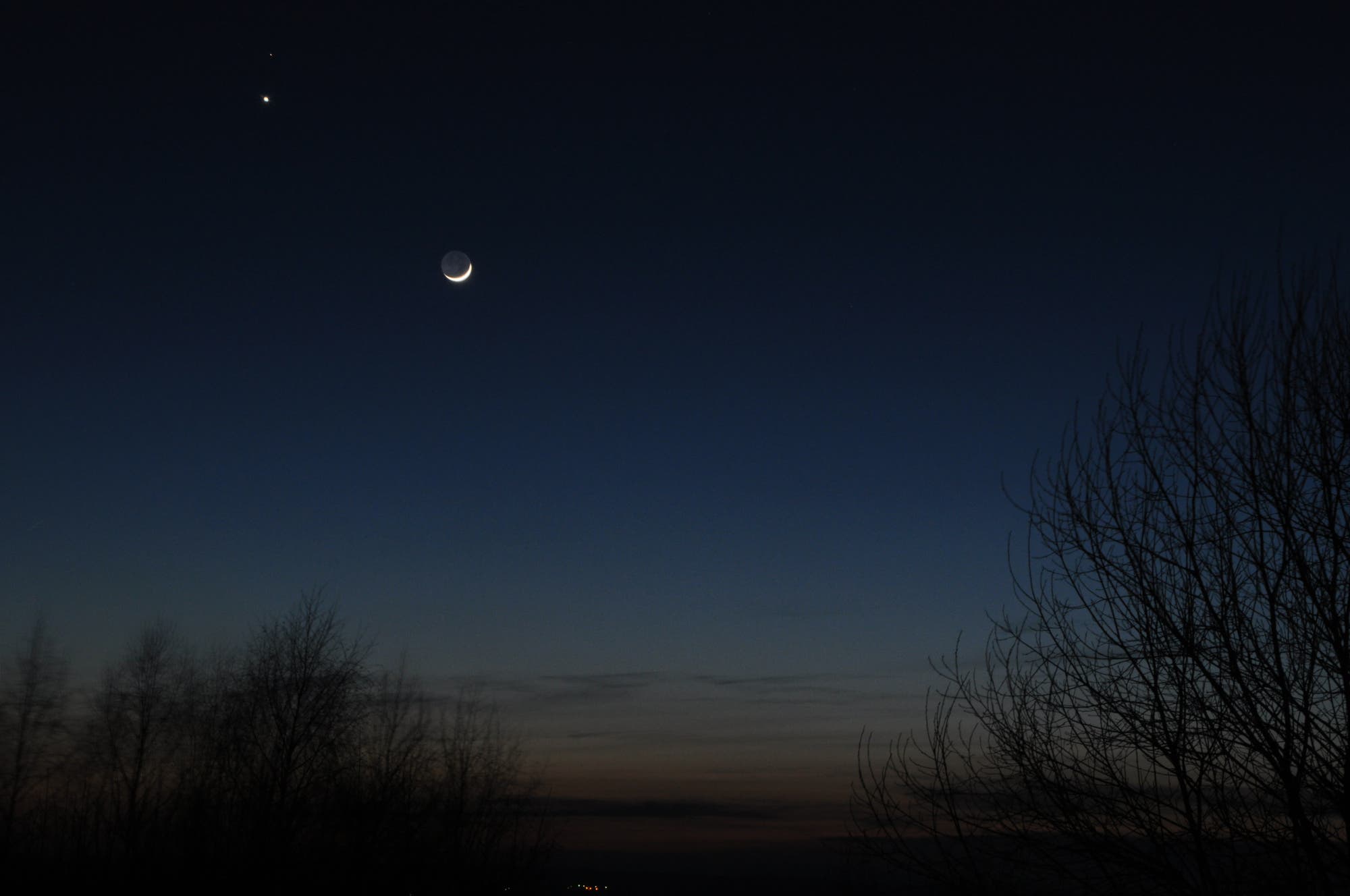 Der Junge Mond mit Venus und Mars beim Stelldichein