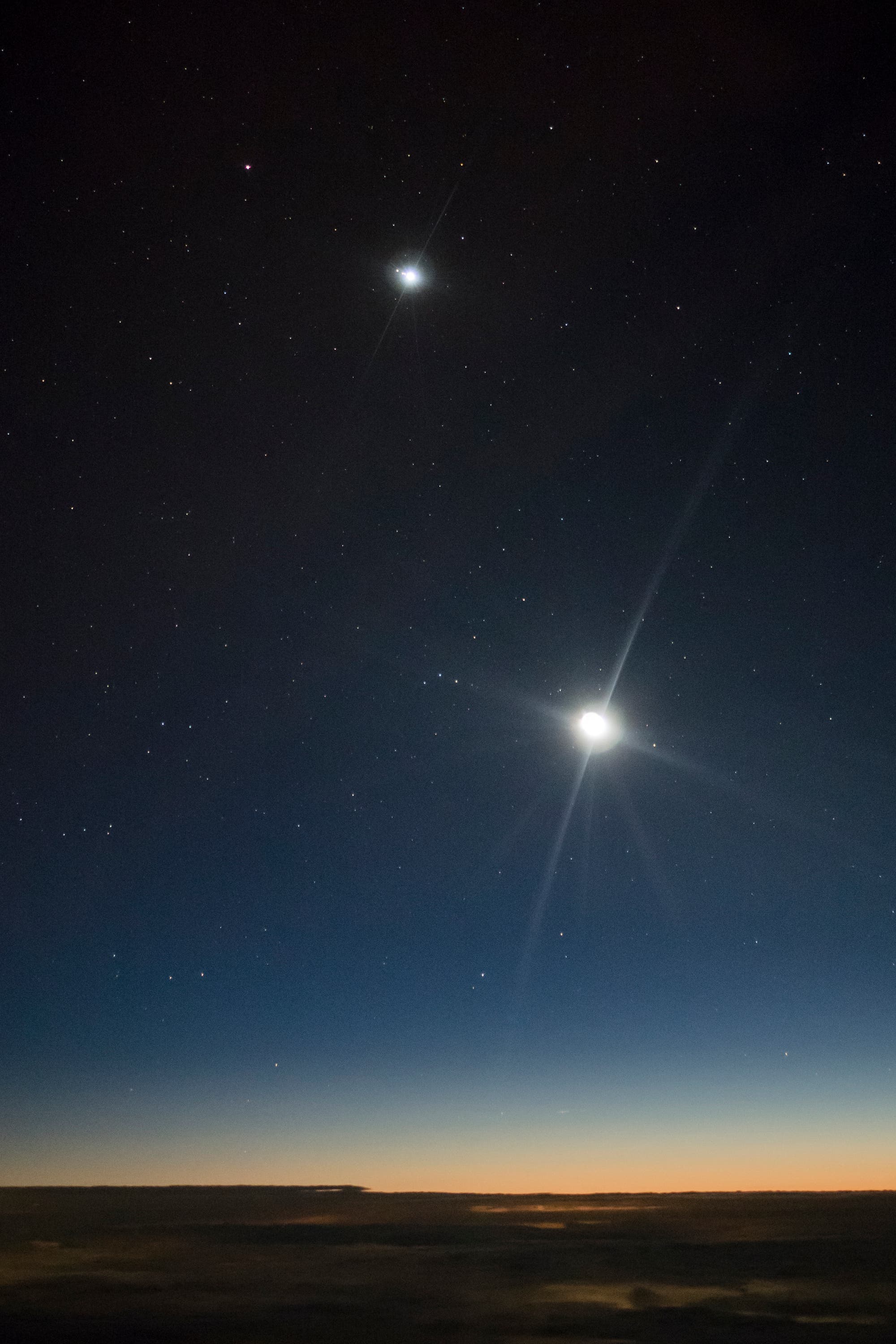 Konjunktion von Mond, Venus und Mars aus einem Flugzeug