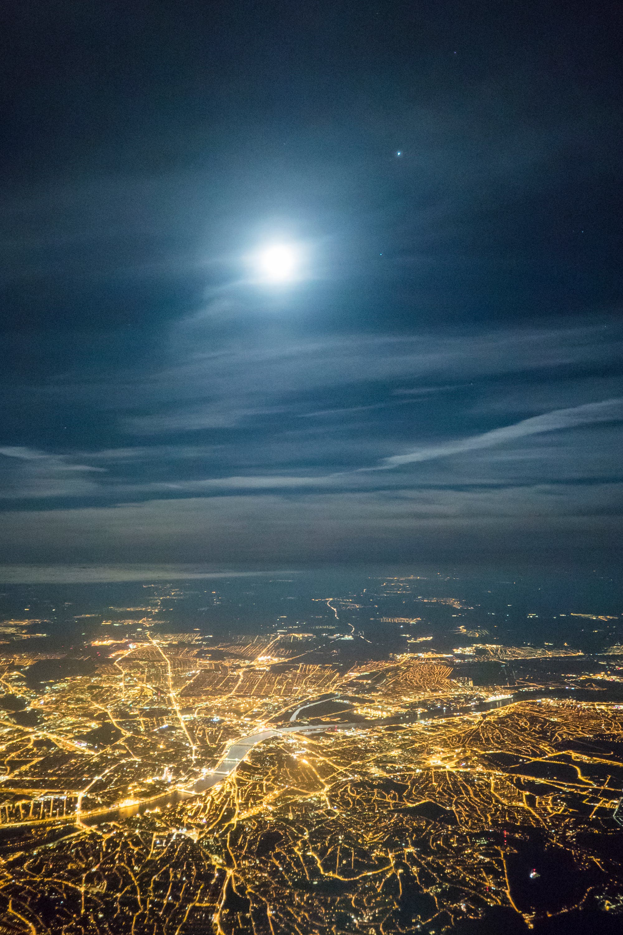 Mond, Jupiter und Spica über Budapest