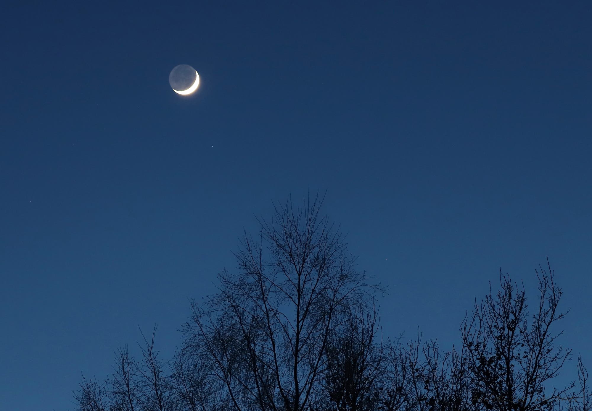 Aschgrauer Mond am Abendhimmel über Uelzen