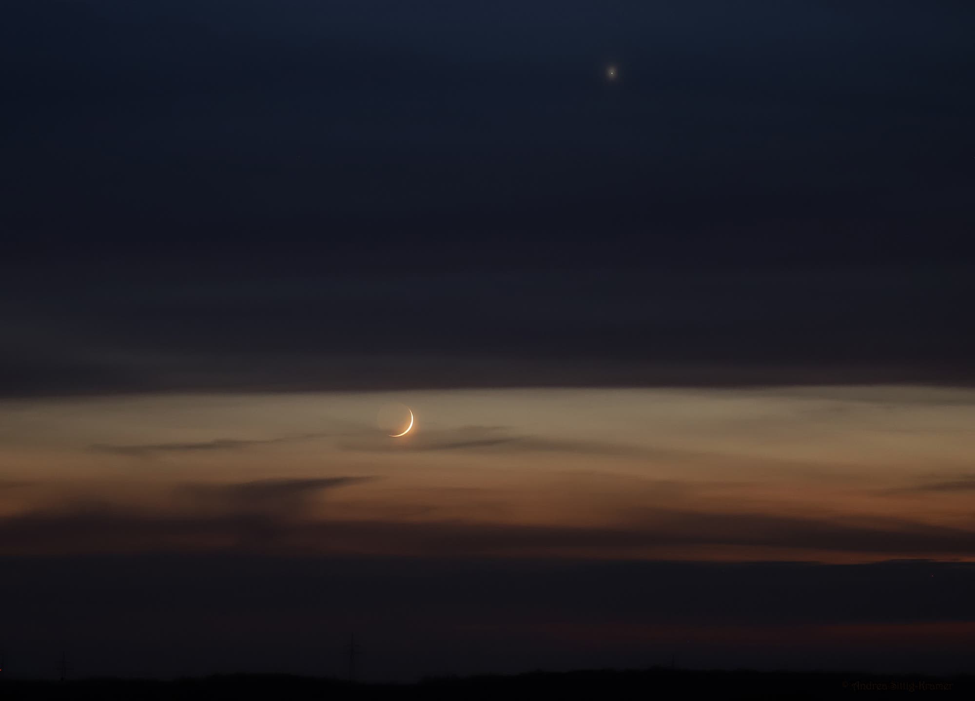 Mondsichel bei Venus am Abendhimmel über Uelzen
