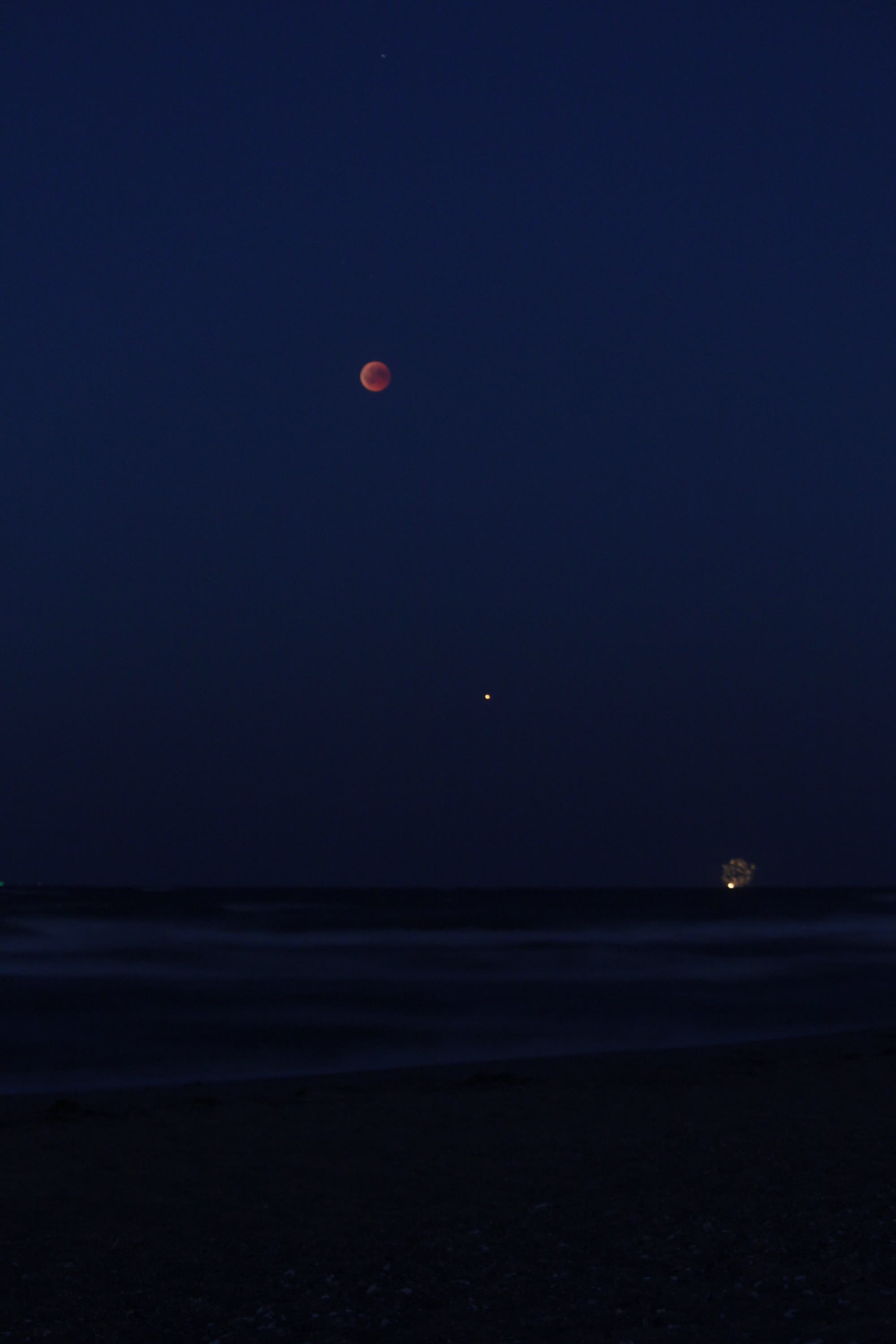 Mondfinsternis und Mars über der Ostsee