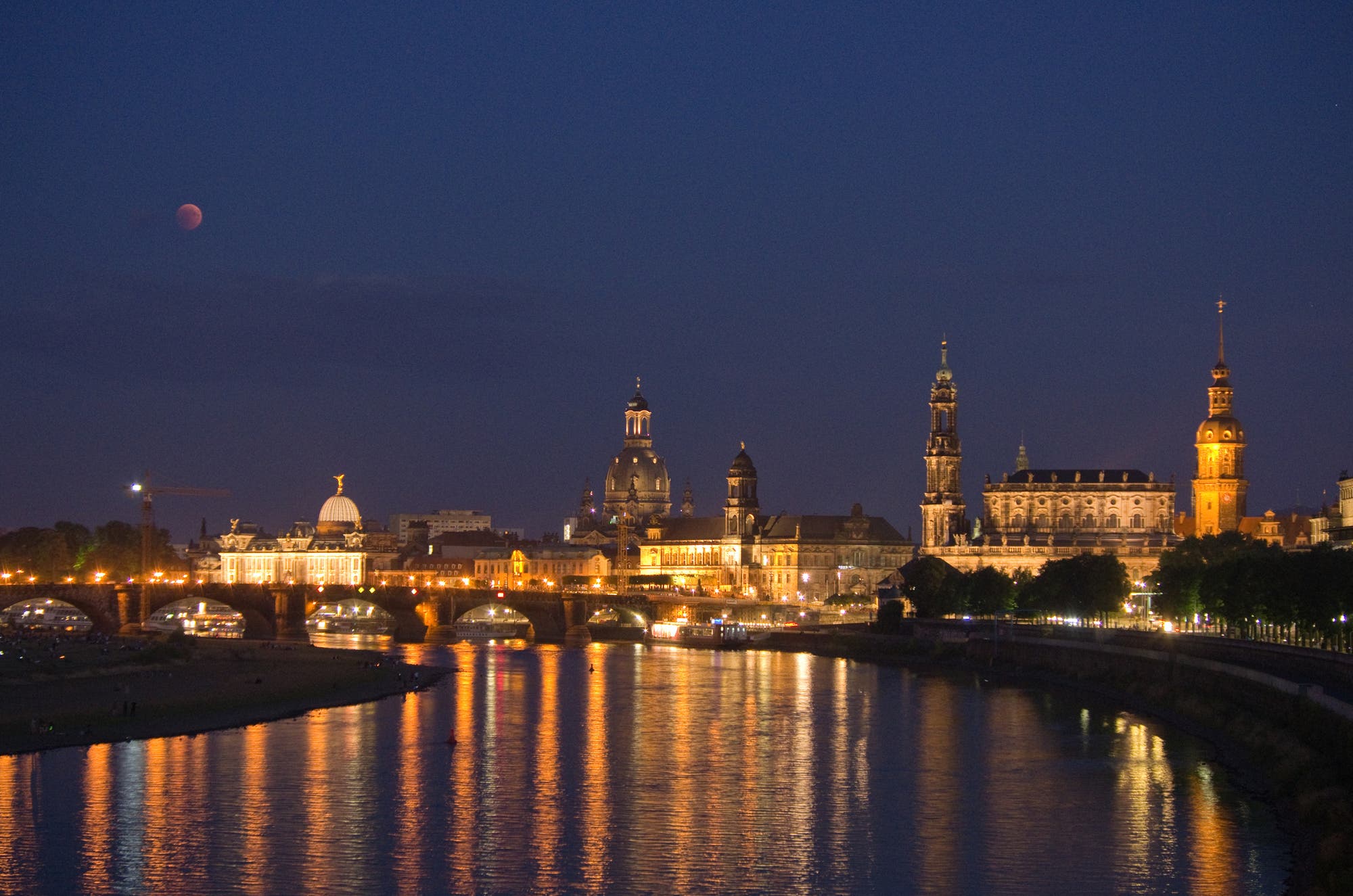 Mondfinsternis über Dresden - Totalität in der Blauen Stunde