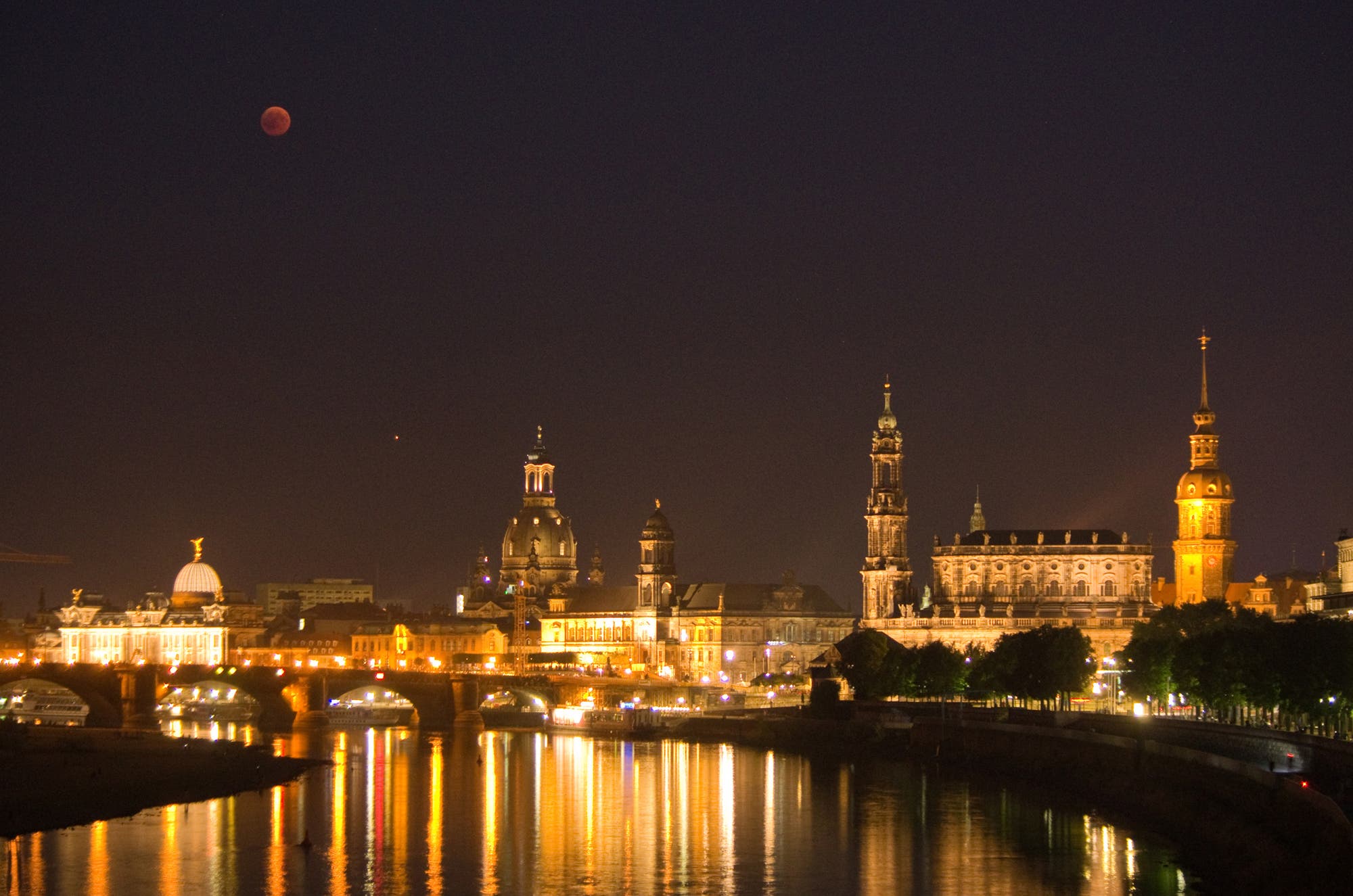 Mondfinsternis über Dresden - Mars kommt dazu
