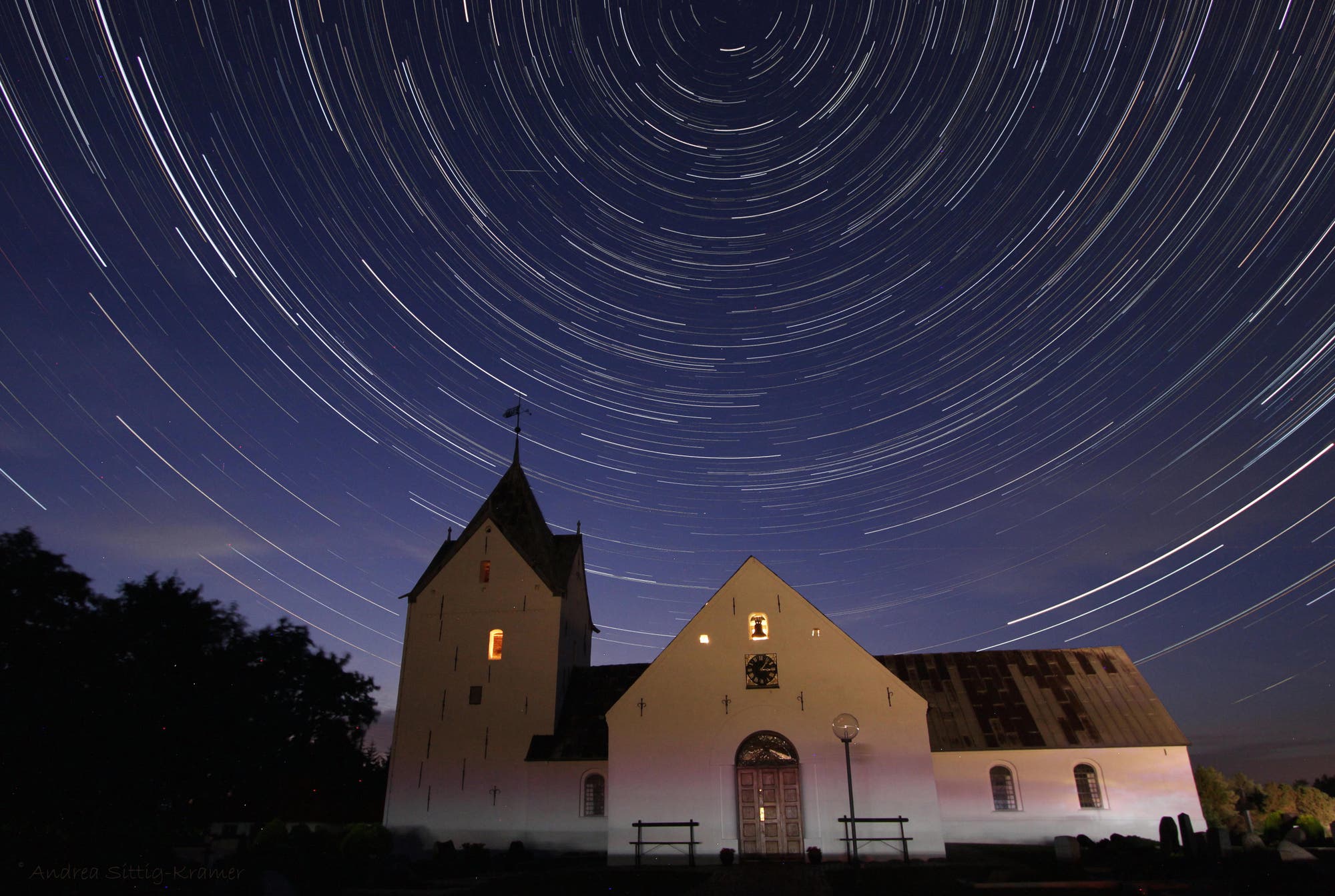 Sternen-Strichspuren über der Kirche von Römö am 26. Juli 2019