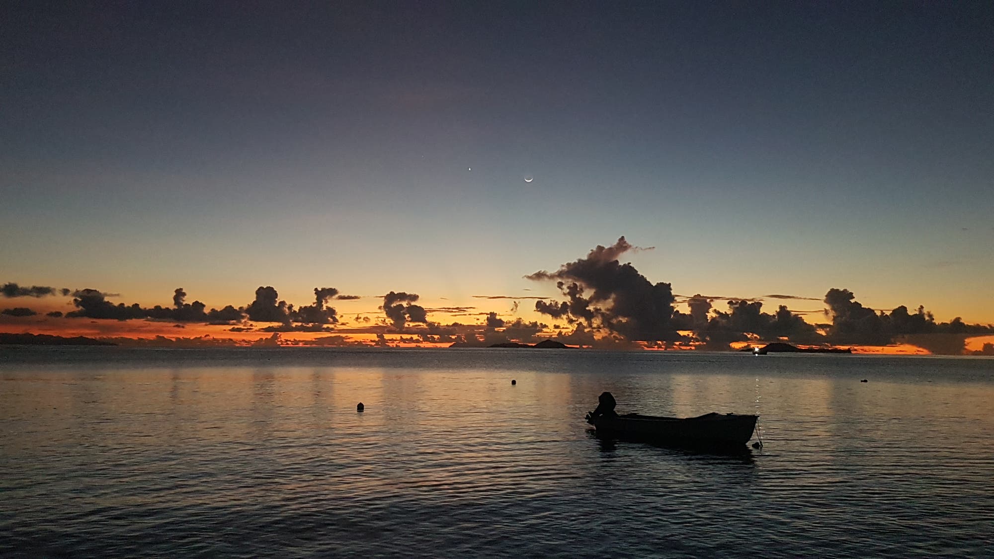 Sonnenuntergang auf den Seychellen mit Merkur, Venus und Mond