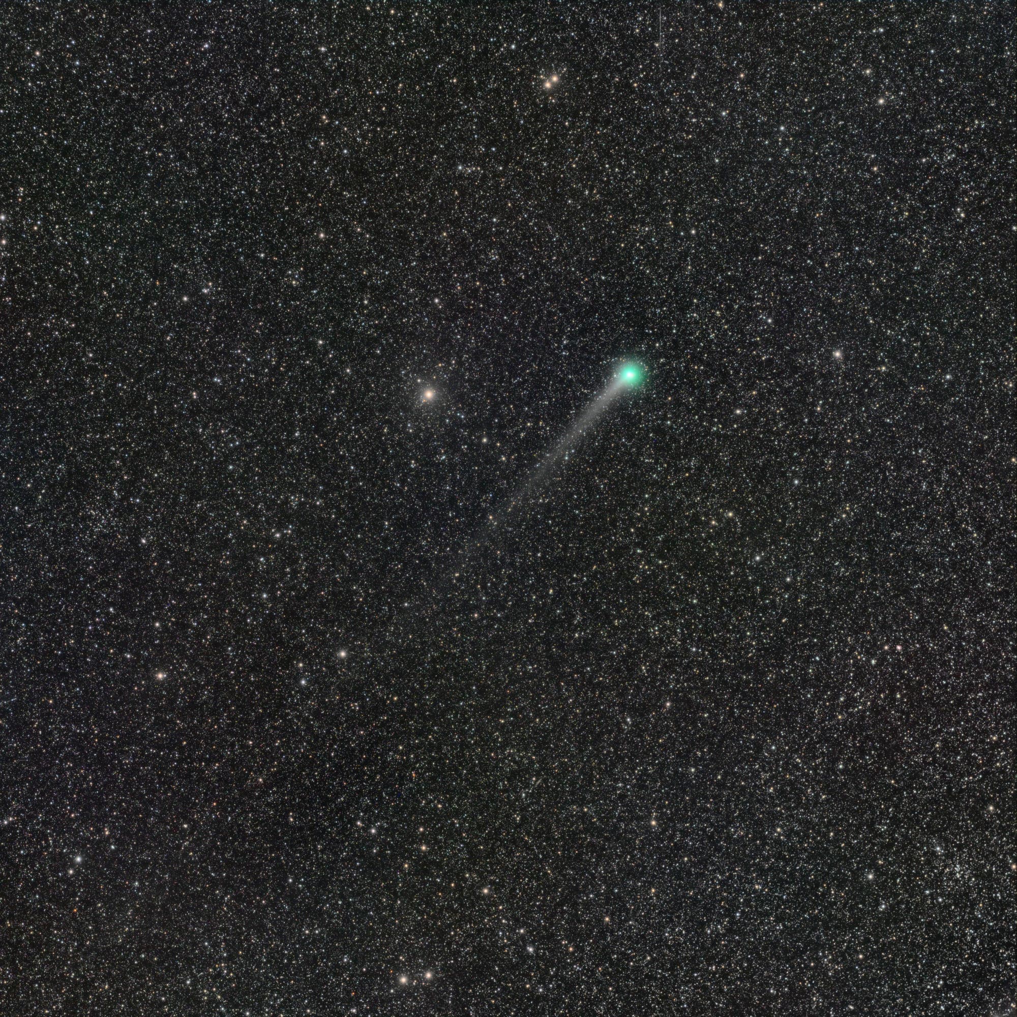 Comet C/2019 U6 Lemmon on Milky Way