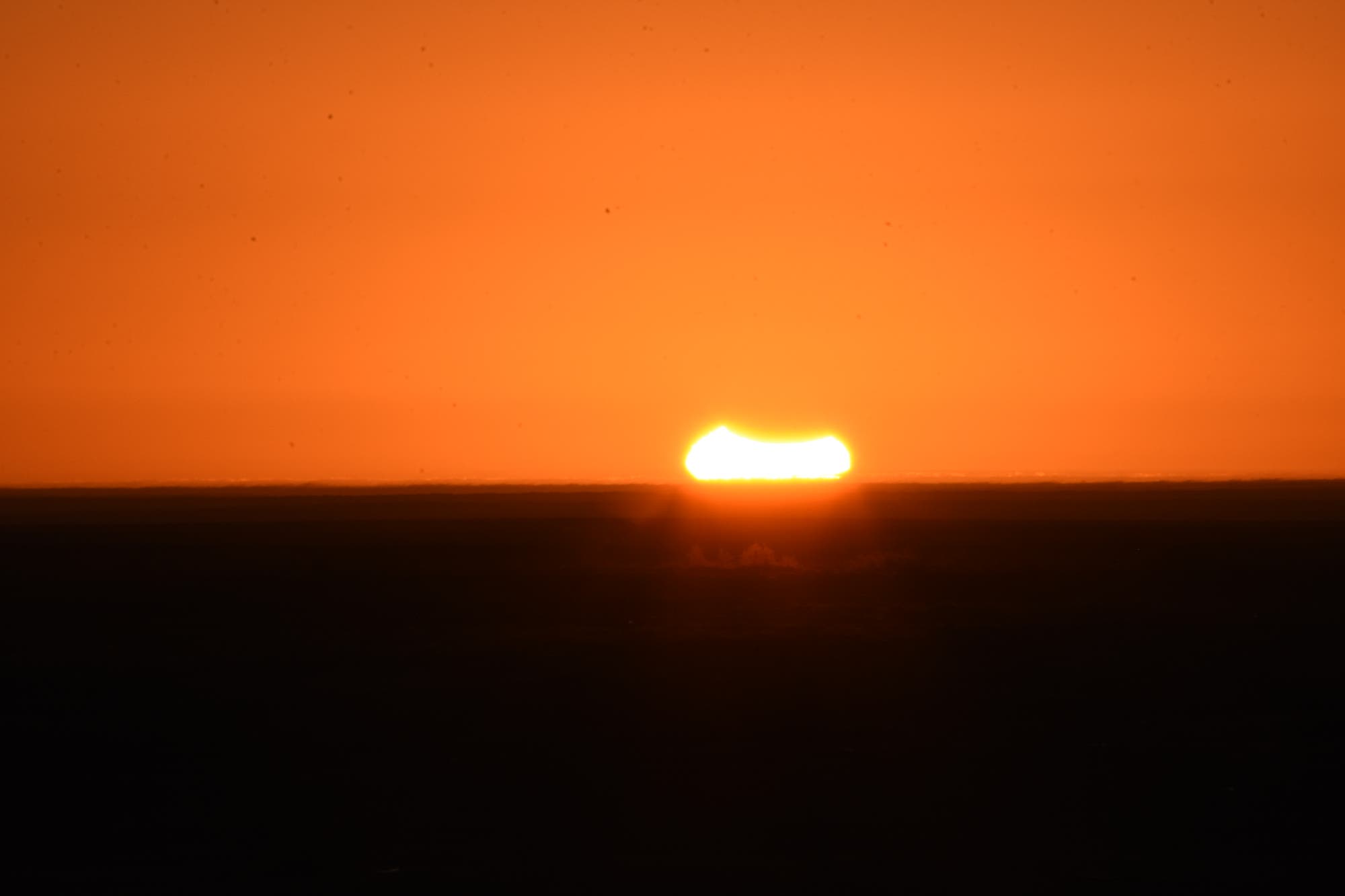 Verfinsterter Sonnenaufgang in der Wüste
