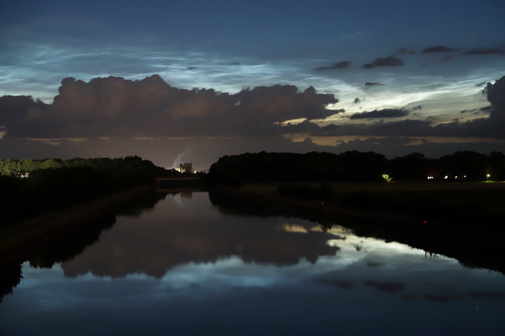 Leuchtende Nachtwolken über dem Elbe-Seitenkanal bei Uelzen 