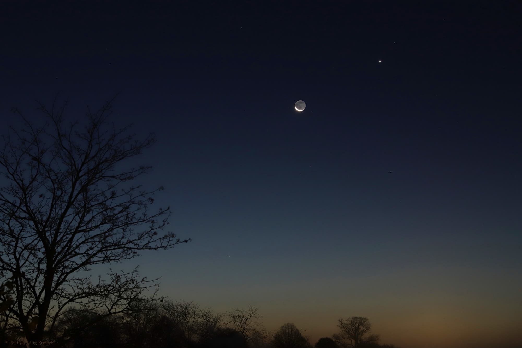 Merkur, Mondsichel und Venus am Morgen über Uelzen