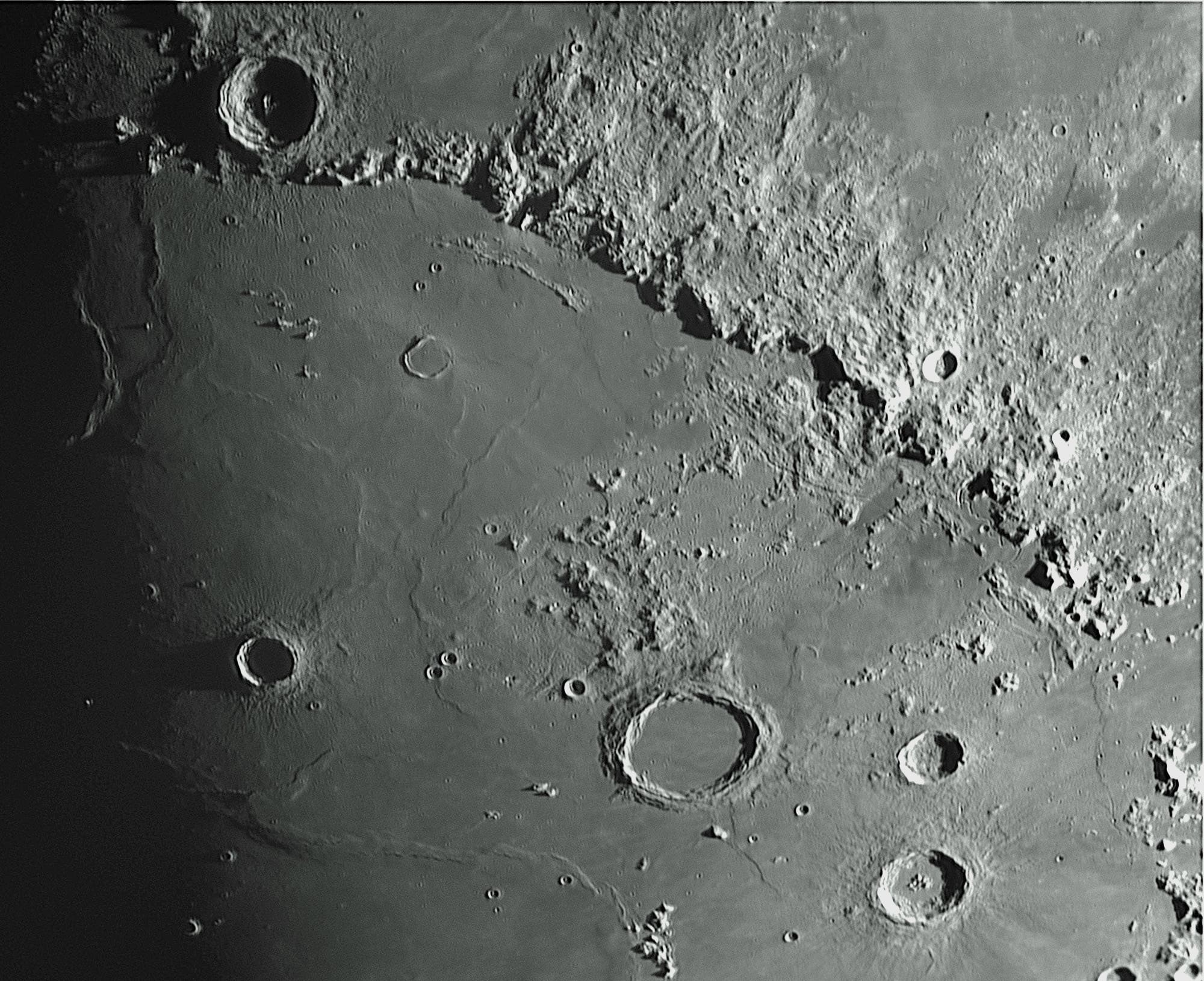 Krater Archimedes und das Montes-Apenninus-Gebirge 